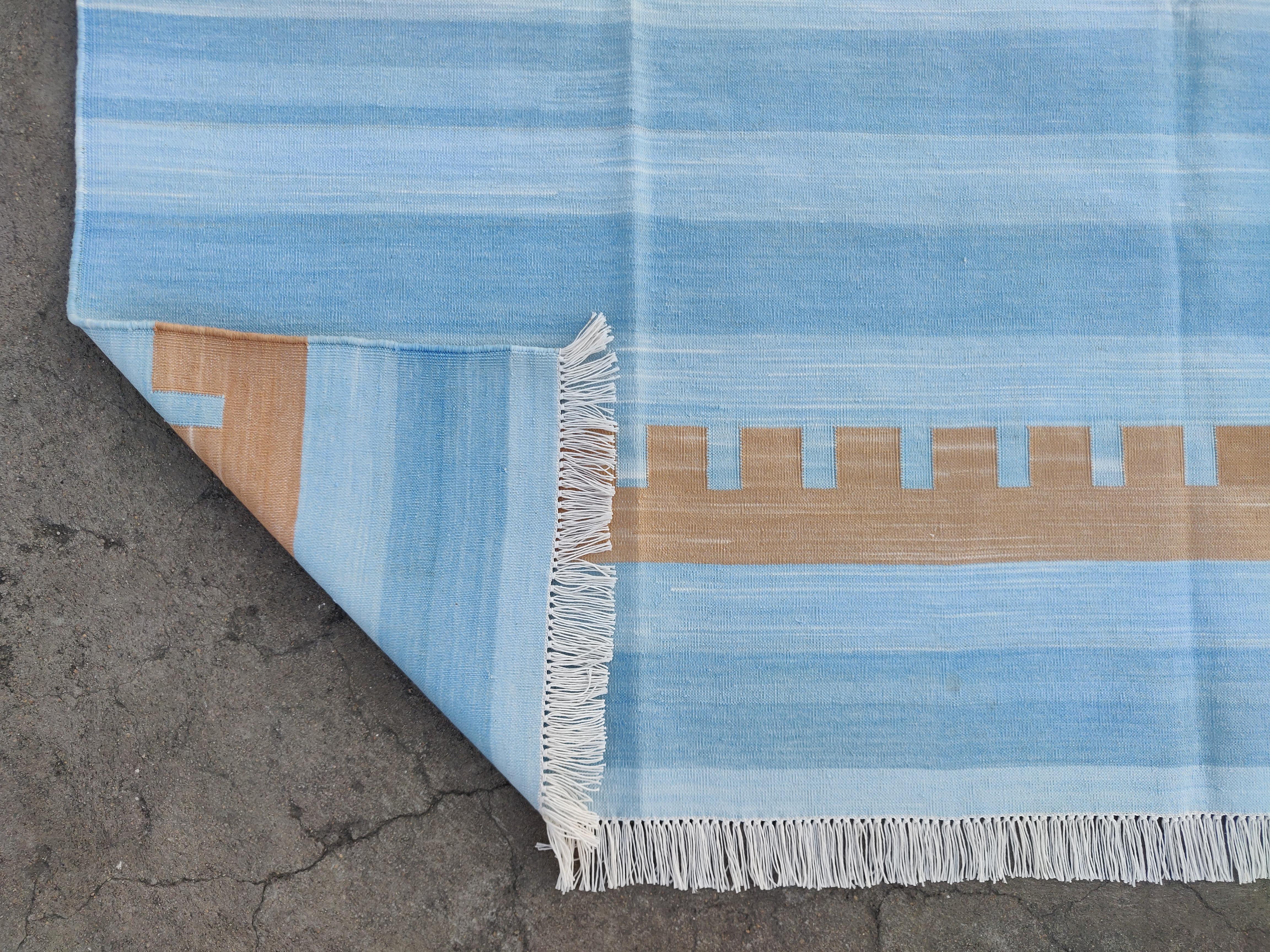 Tappeto a tessitura piatta in cotone fatto a mano, 6x9 Tappeto indiano Dhurrie a strisce blu e marrone in vendita 1