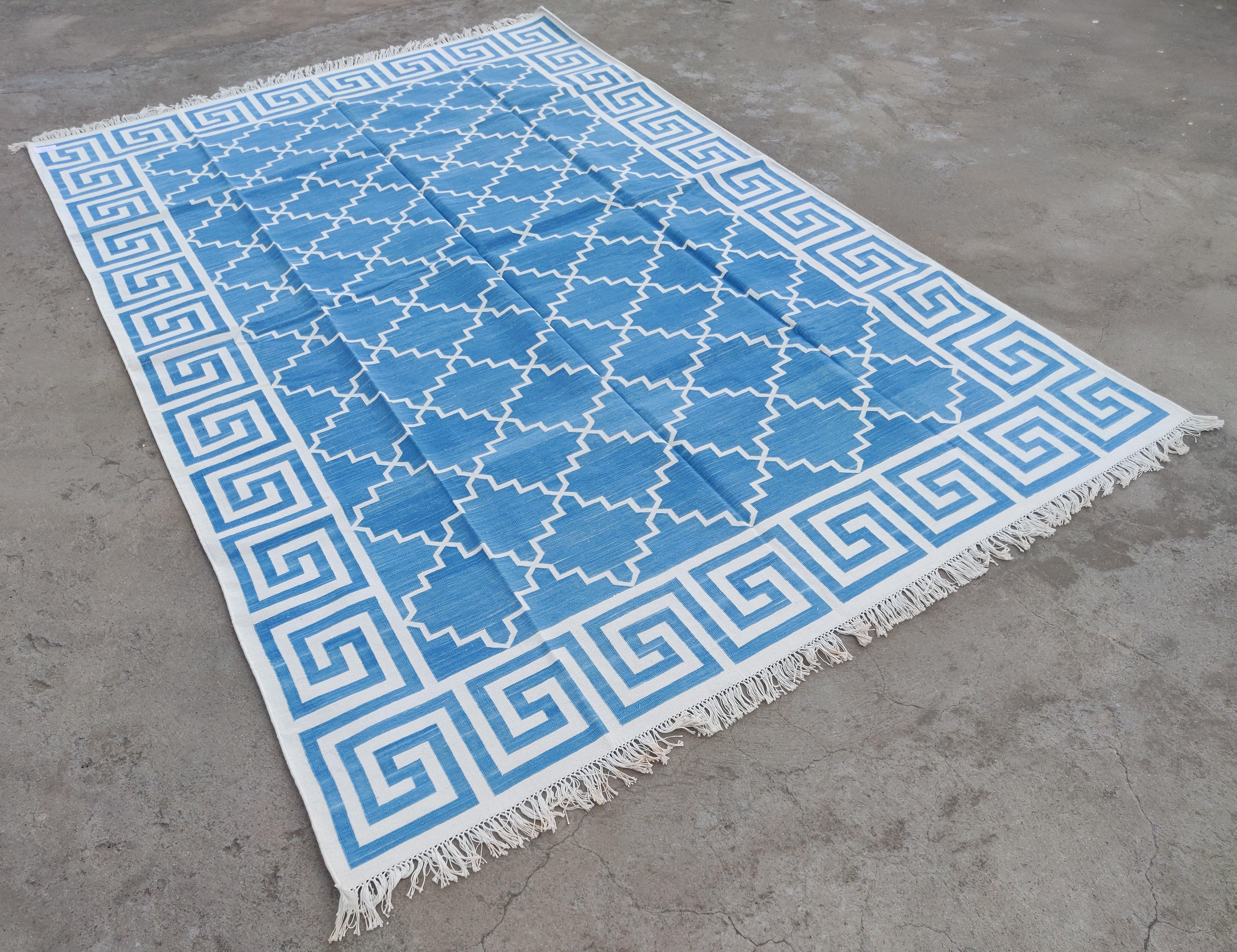 Tappeto indiano geometrico in cotone tinto al vegetale blu cielo e bianco 6'x9' 
Queste speciali dhurry a trama piatta sono tessute a mano con un filo di cotone 100% a 15 strati. A causa delle speciali tecniche di produzione utilizzate per creare i