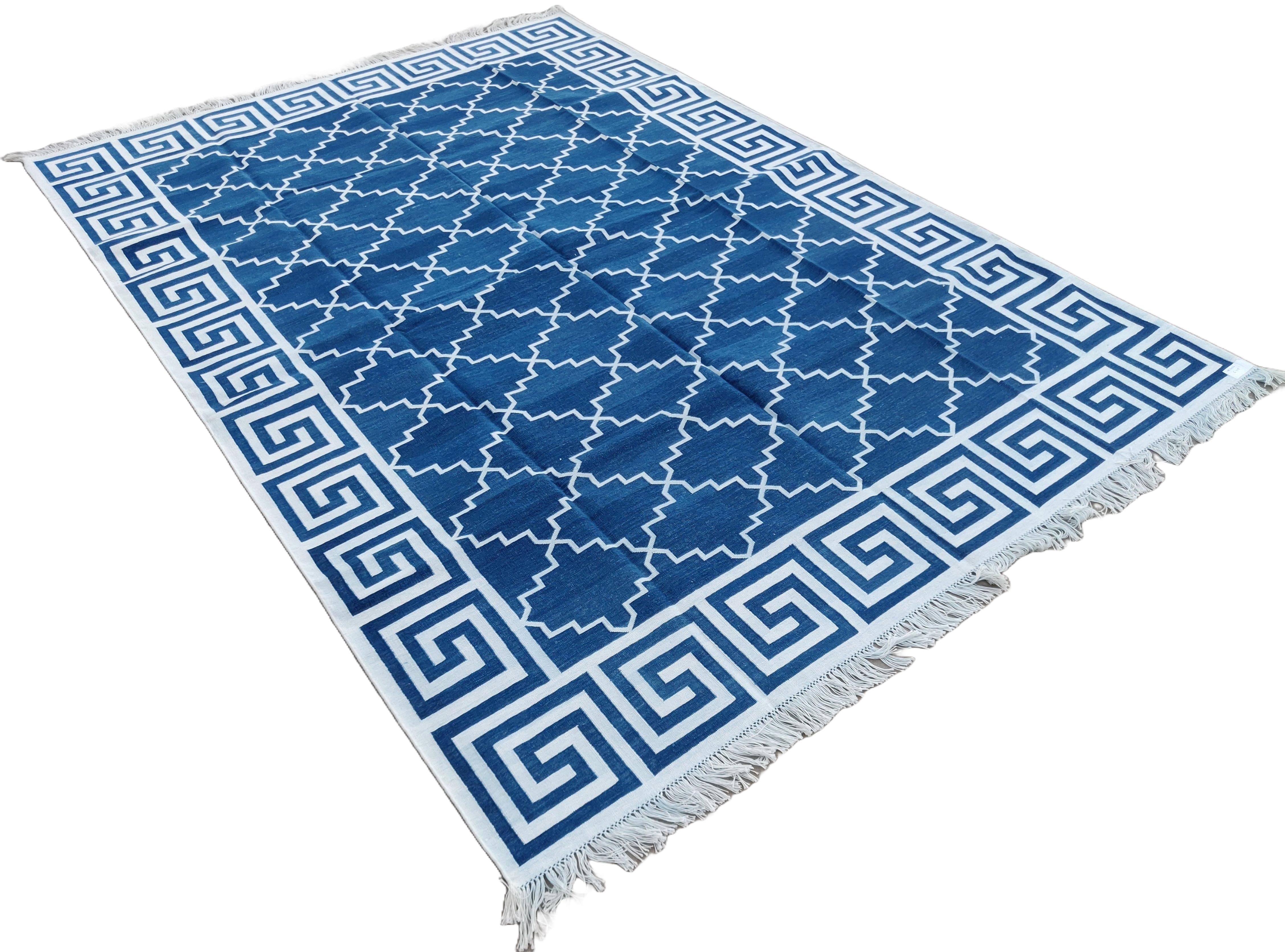 Baumwolle pflanzlich gefärbt Indigo Blau und Weiß Geometrische Indische Teppich-6'x9' 
Diese speziellen flachgewebten Dhurries werden aus 15-fachem Garn aus 100% Baumwolle handgewebt. Aufgrund der speziellen Fertigungstechniken, die zur Herstellung