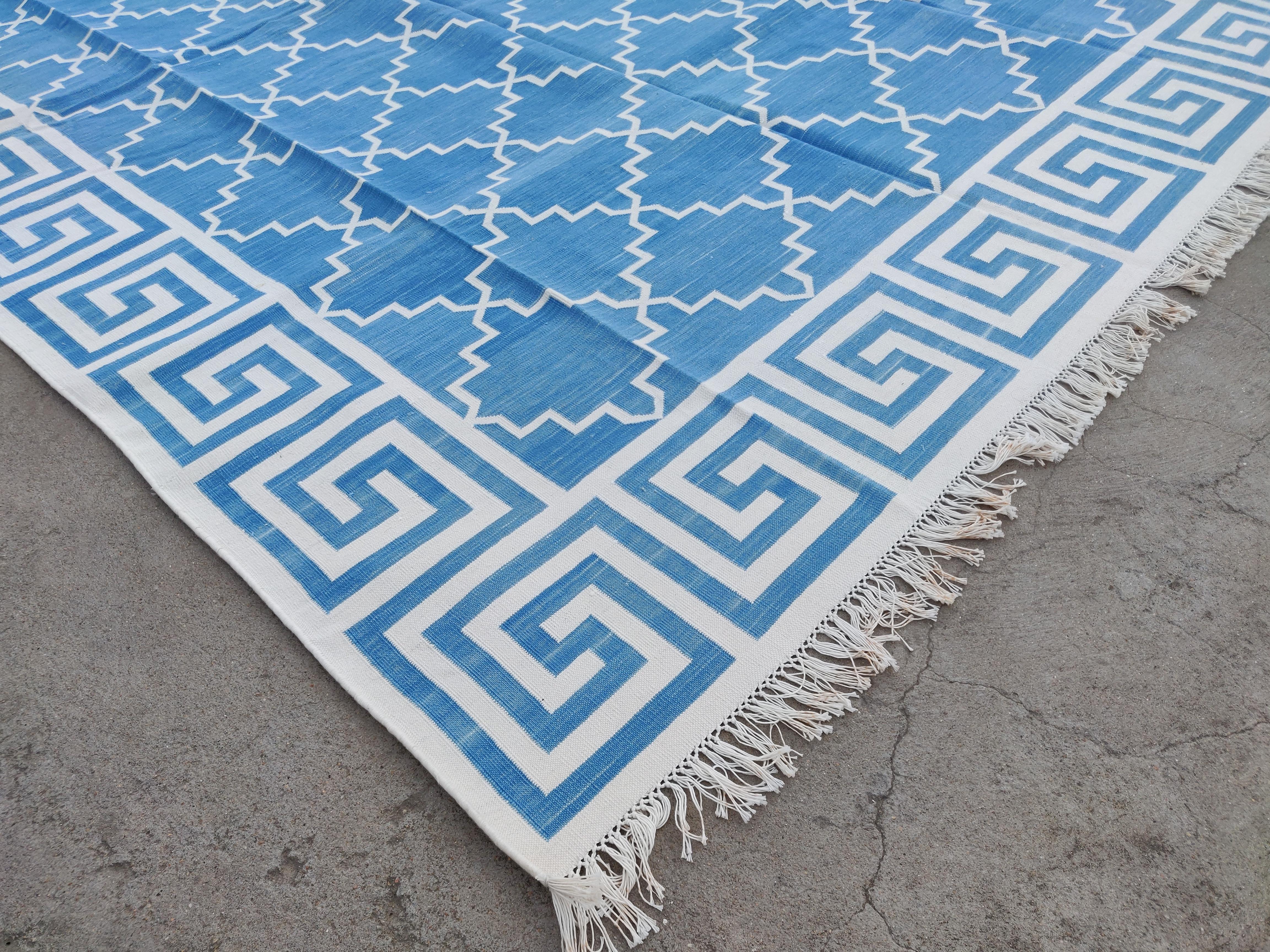 Mid-Century moderno Tappeto a tessitura piatta in cotone fatto a mano, 6x9 Blu e bianco Geometrico Indiano Dhurrie in vendita