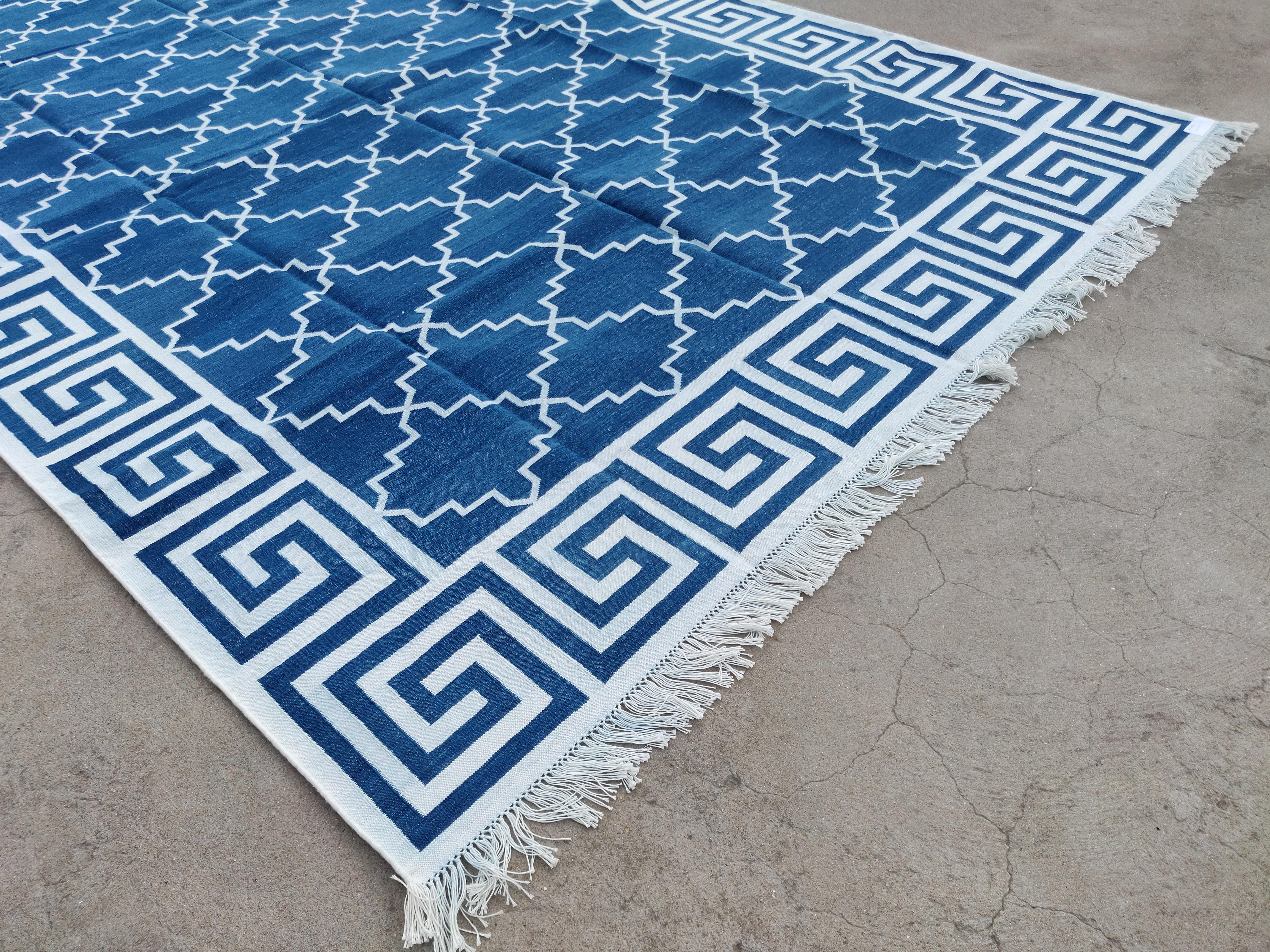 Handgefertigter flacher Baumwollteppich mit Flachgewebe, 6x9 Blauer und weißer geometrischer indischer Dhurrie (Moderne der Mitte des Jahrhunderts) im Angebot