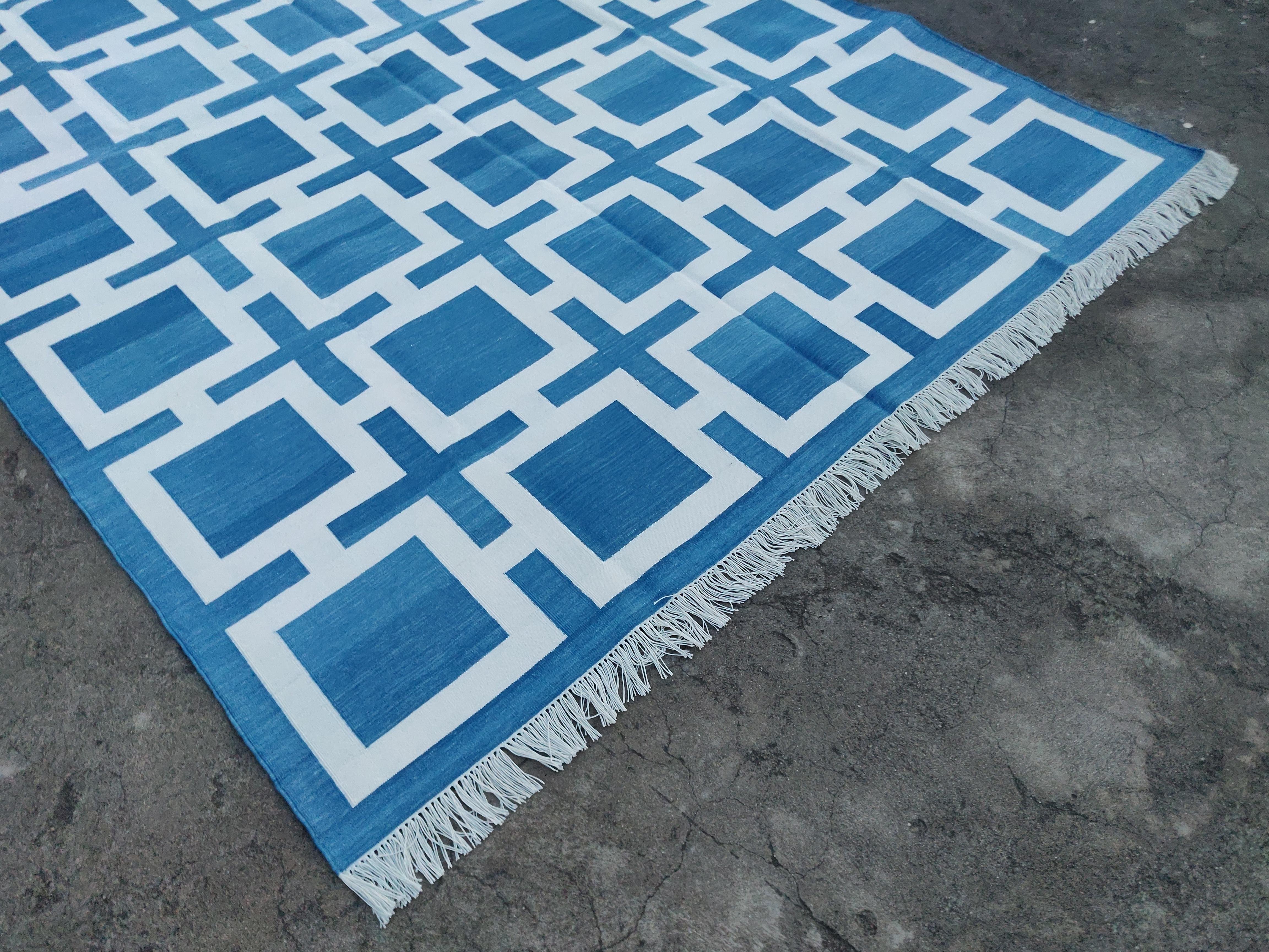 Handmade Cotton Area Flat Weave Rug, 6x9 Blue And White Geometric Indian Dhurrie In New Condition For Sale In Jaipur, IN
