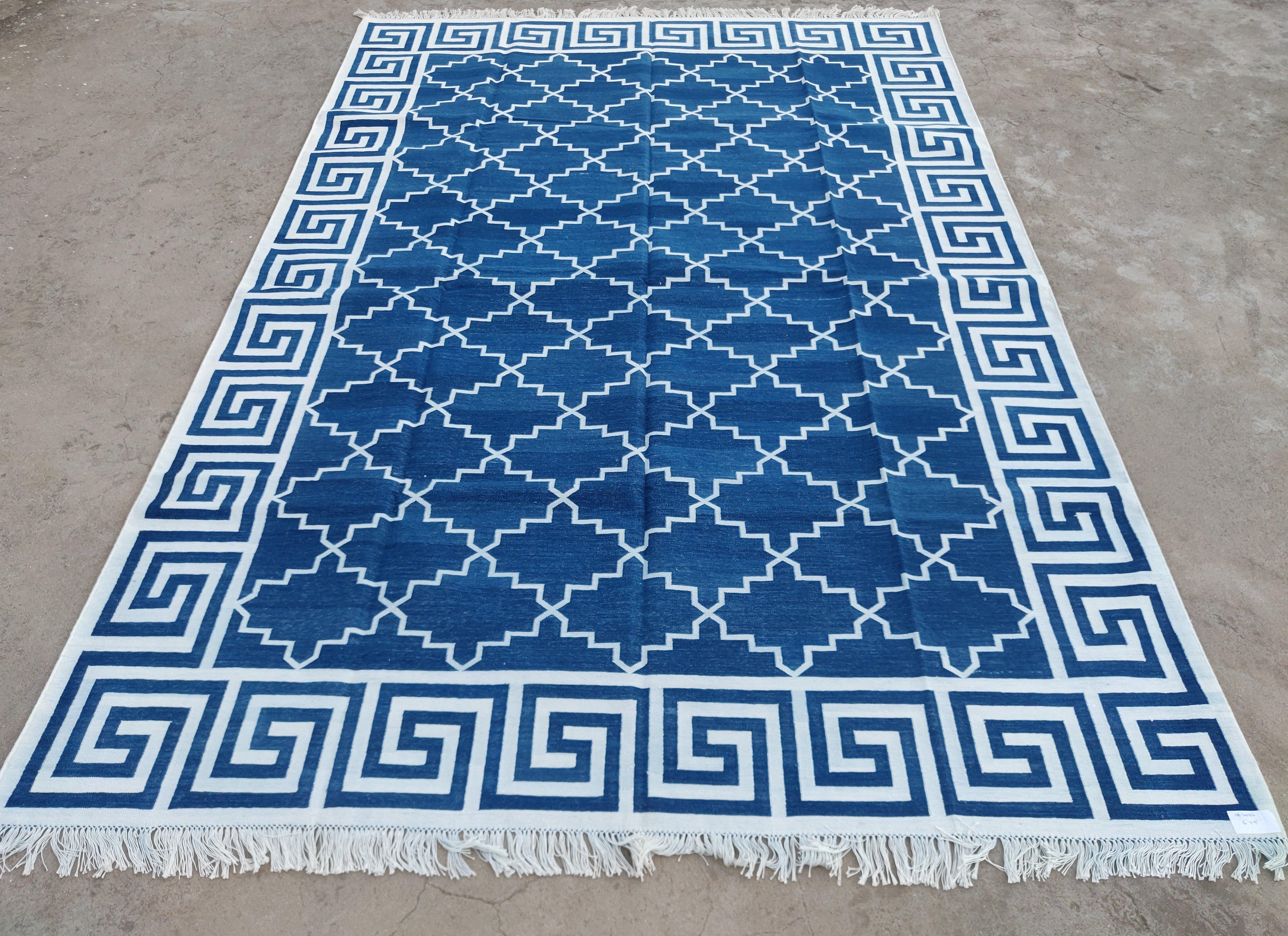 Handgefertigter flacher Baumwollteppich mit Flachgewebe, 6x9 Blauer und weißer geometrischer indischer Dhurrie (Handgewebt) im Angebot