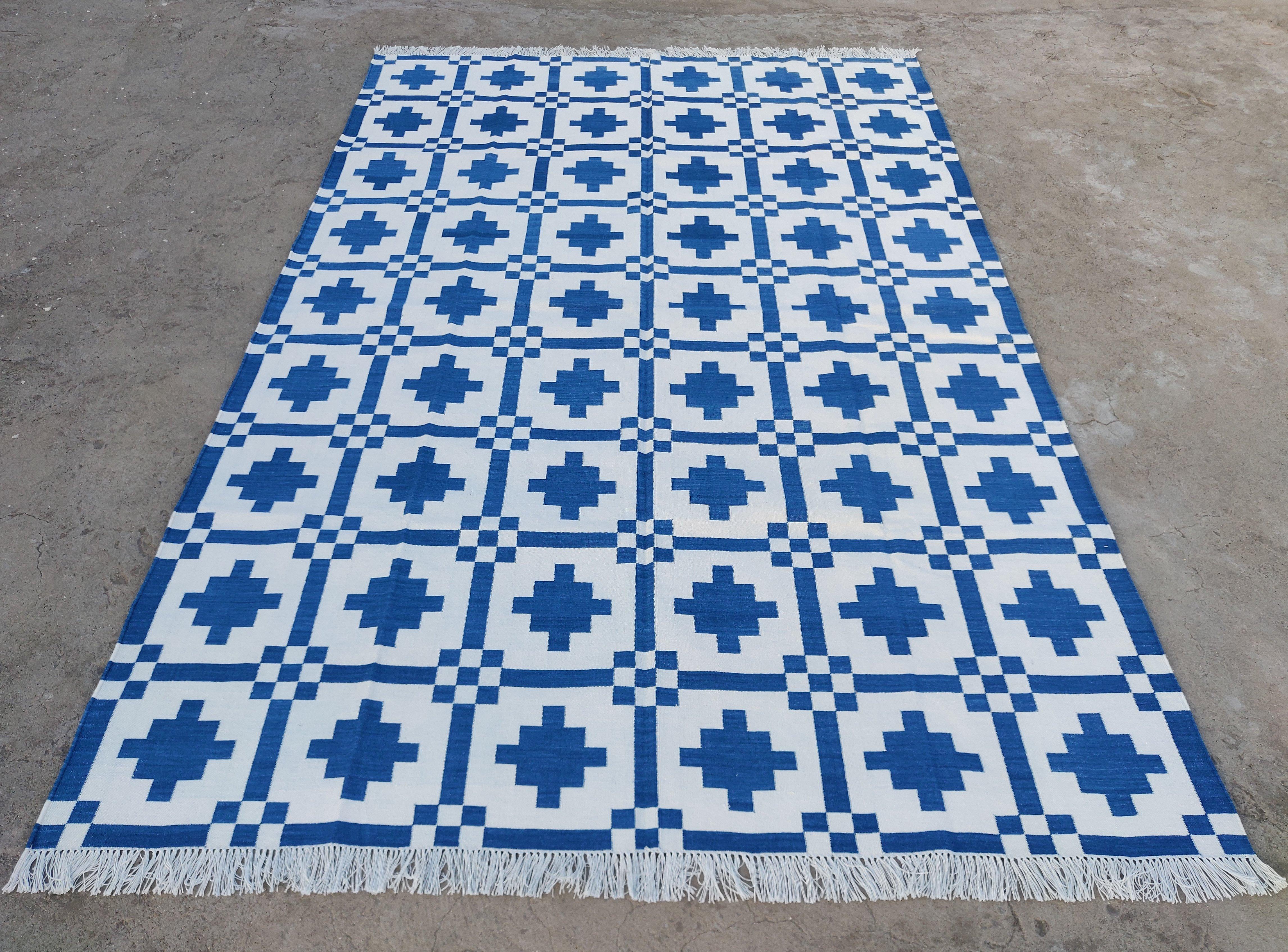 Handmade Cotton Area Flat Weave Rug, 6x9 Blue And White Geometric Indian Dhurrie In New Condition For Sale In Jaipur, IN
