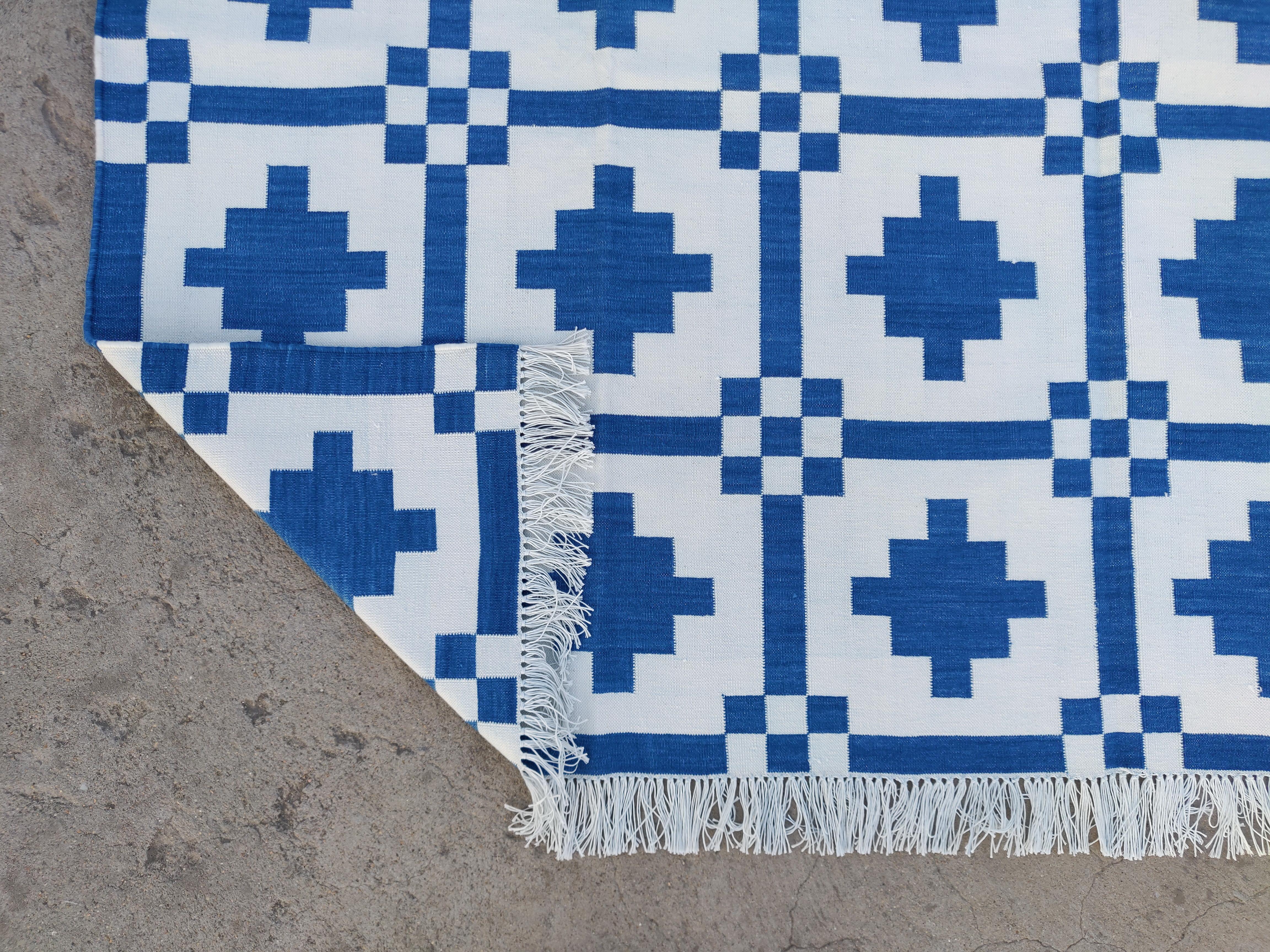 Handmade Cotton Area Flat Weave Rug, 6x9 Blue And White Geometric Indian Dhurrie For Sale 2