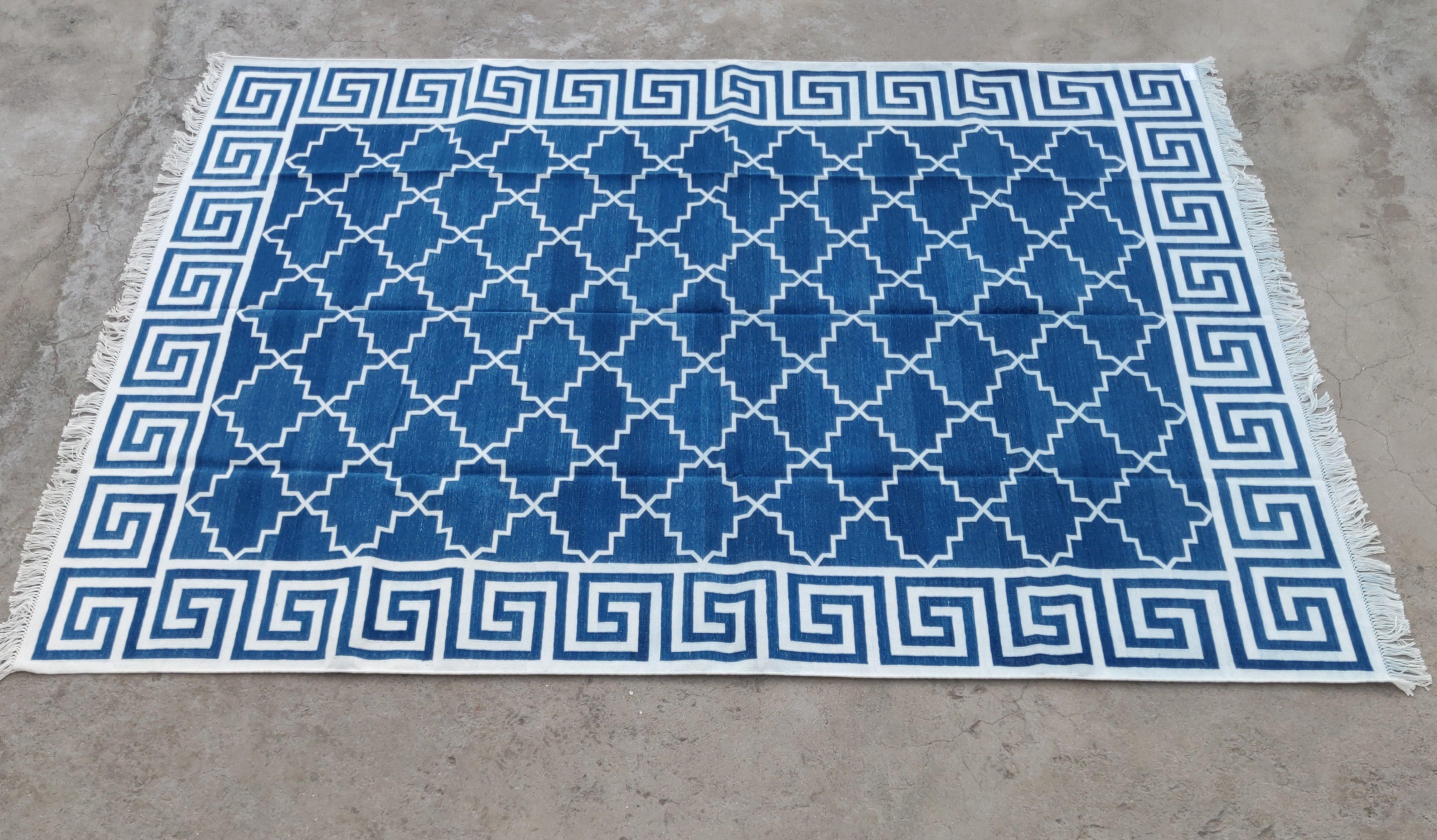 Handgefertigter flacher Baumwollteppich mit Flachgewebe, 6x9 Blauer und weißer geometrischer indischer Dhurrie im Angebot 1