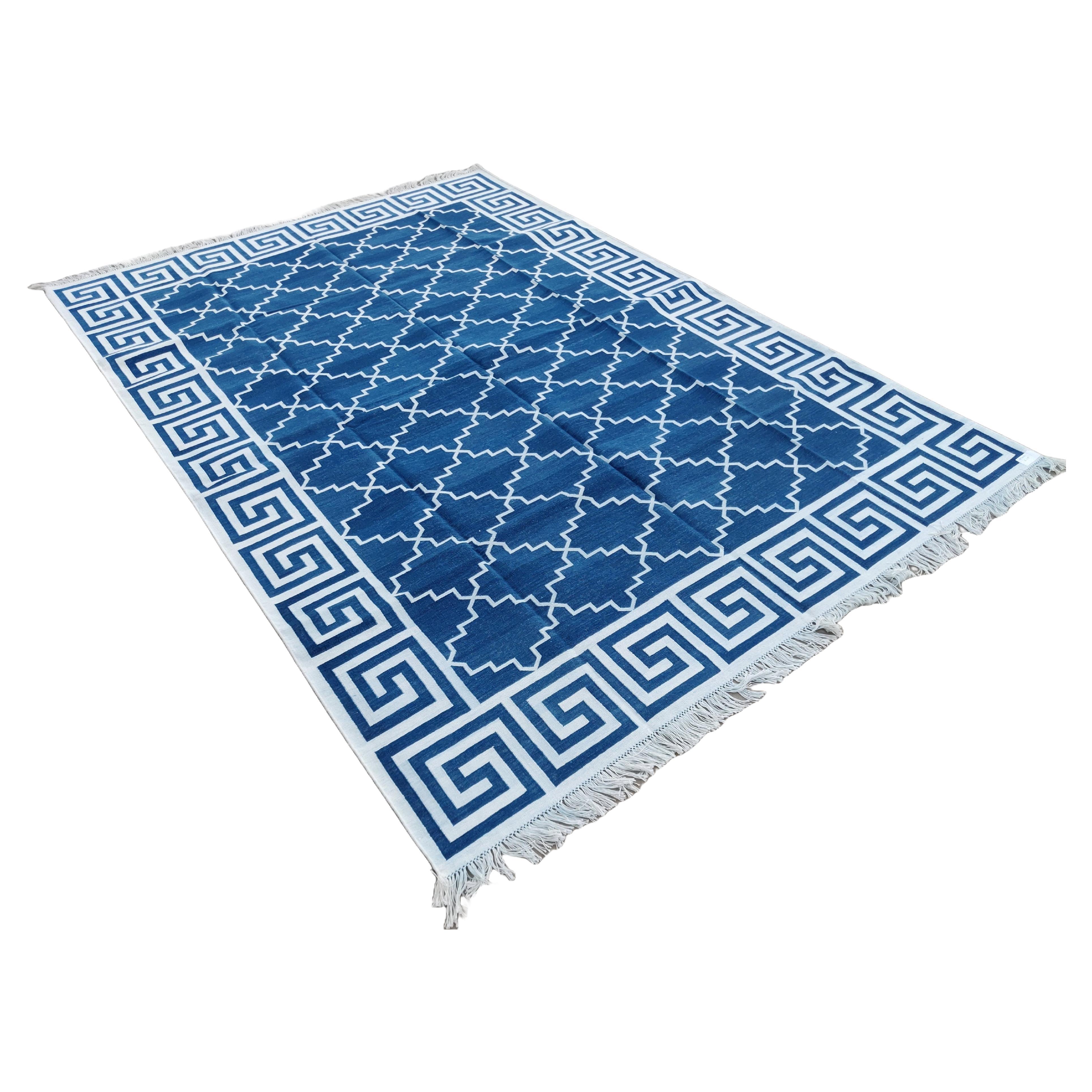 Handgefertigter flacher Baumwollteppich mit Flachgewebe, 6x9 Blauer und weißer geometrischer indischer Dhurrie im Angebot