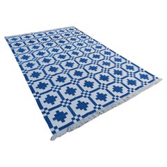 Handgefertigter flacher Baumwollteppich mit Flachgewebe, 6x9 Blauer und weißer geometrischer indischer Dhurrie