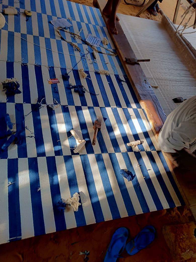 Handgefertigter flacher Baumwollteppich mit Flachgewebe, 6x9 Blau und Weiß gestreifter indischer Dhurrie im Angebot 2