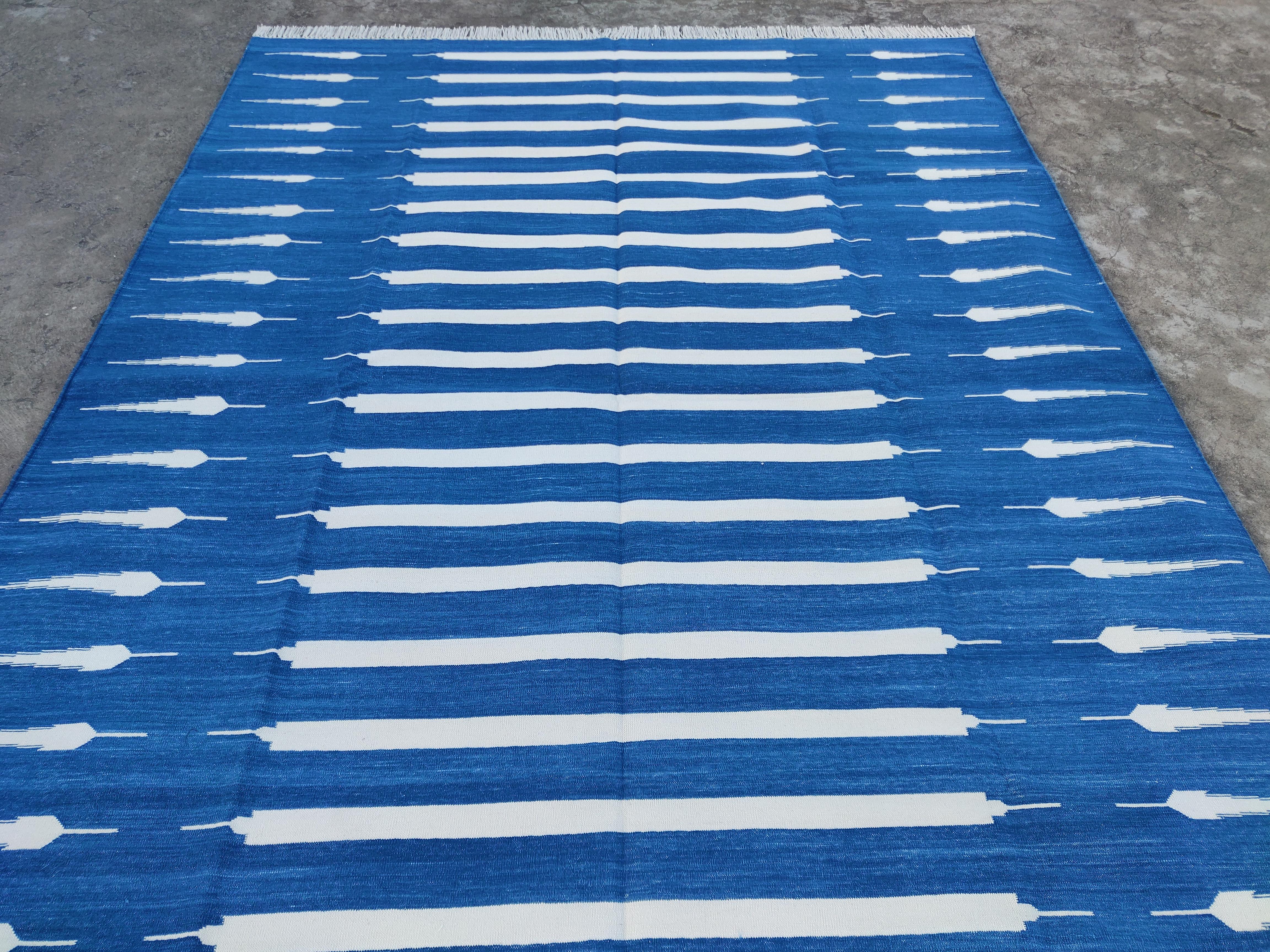 Handgefertigter flacher Baumwollteppich mit Flachgewebe, 6x9 Blau und Weiß gestreifter indischer Dhurrie im Angebot 3