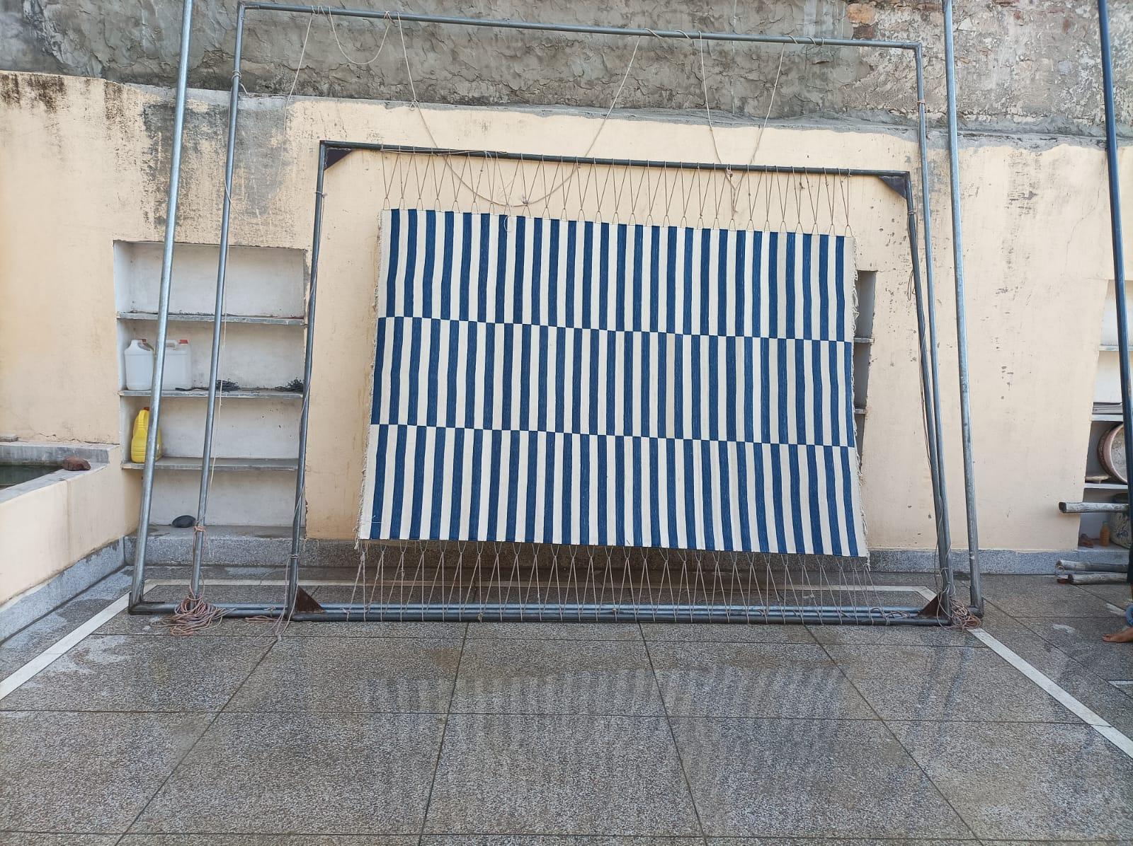 Handgefertigter flacher Baumwollteppich mit Flachgewebe, 6x9 Blau und Weiß gestreifter indischer Dhurrie im Angebot 3