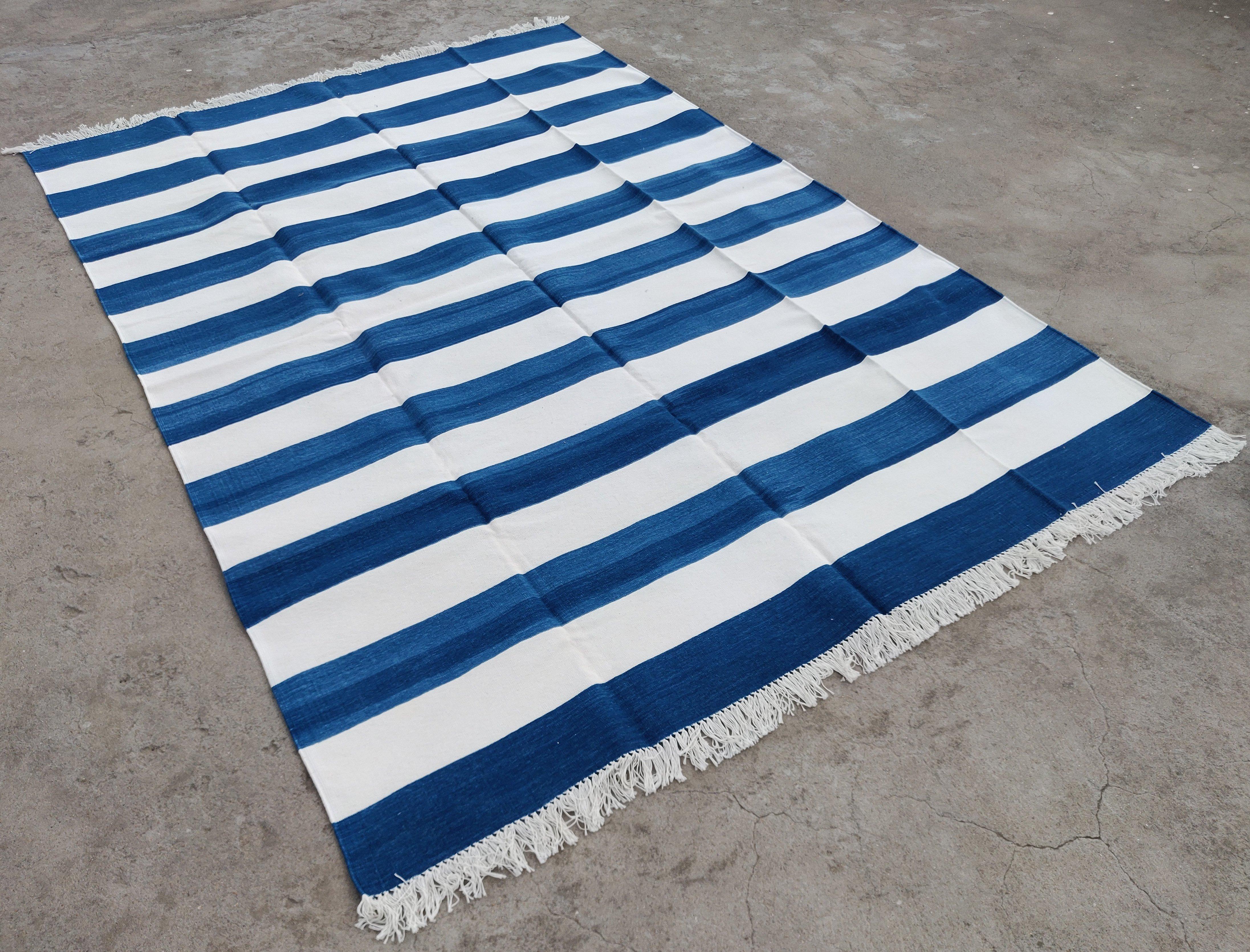 Baumwolle pflanzlich gefärbt Indigo blau und weiß gestreift indischen Dhurrie Teppich-6'x9' 

Diese speziellen flachgewebten Dhurries werden aus 15-fachem Garn aus 100% Baumwolle handgewebt. Aufgrund der speziellen Fertigungstechniken, die zur