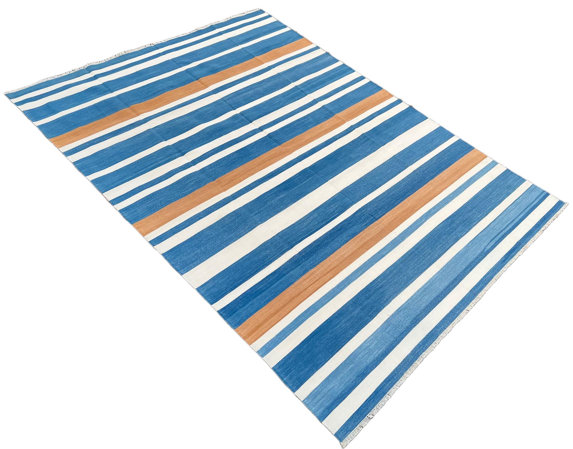 Dhurrie indiano in cotone tinto al vegetale a righe blu indaco, tan e bianco 
Tappeto 6'x9' 
Queste speciali dhurry a trama piatta sono tessute a mano con un filo di cotone 100% a 15 strati. A causa delle speciali tecniche di produzione utilizzate