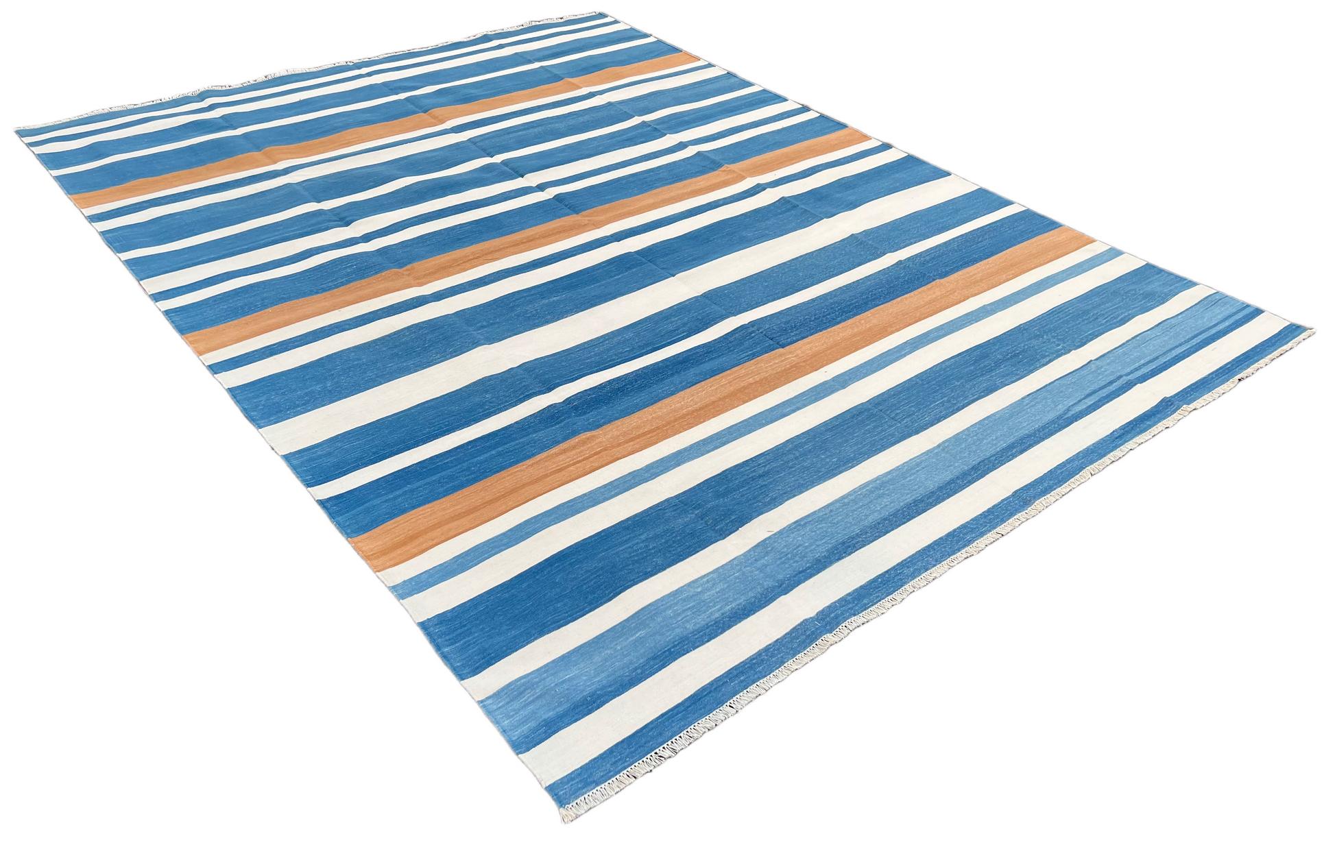 Indiano Tappeto a tessitura piatta in cotone fatto a mano, 6x9 a righe bianche e blu, indiano Dhurrie in vendita