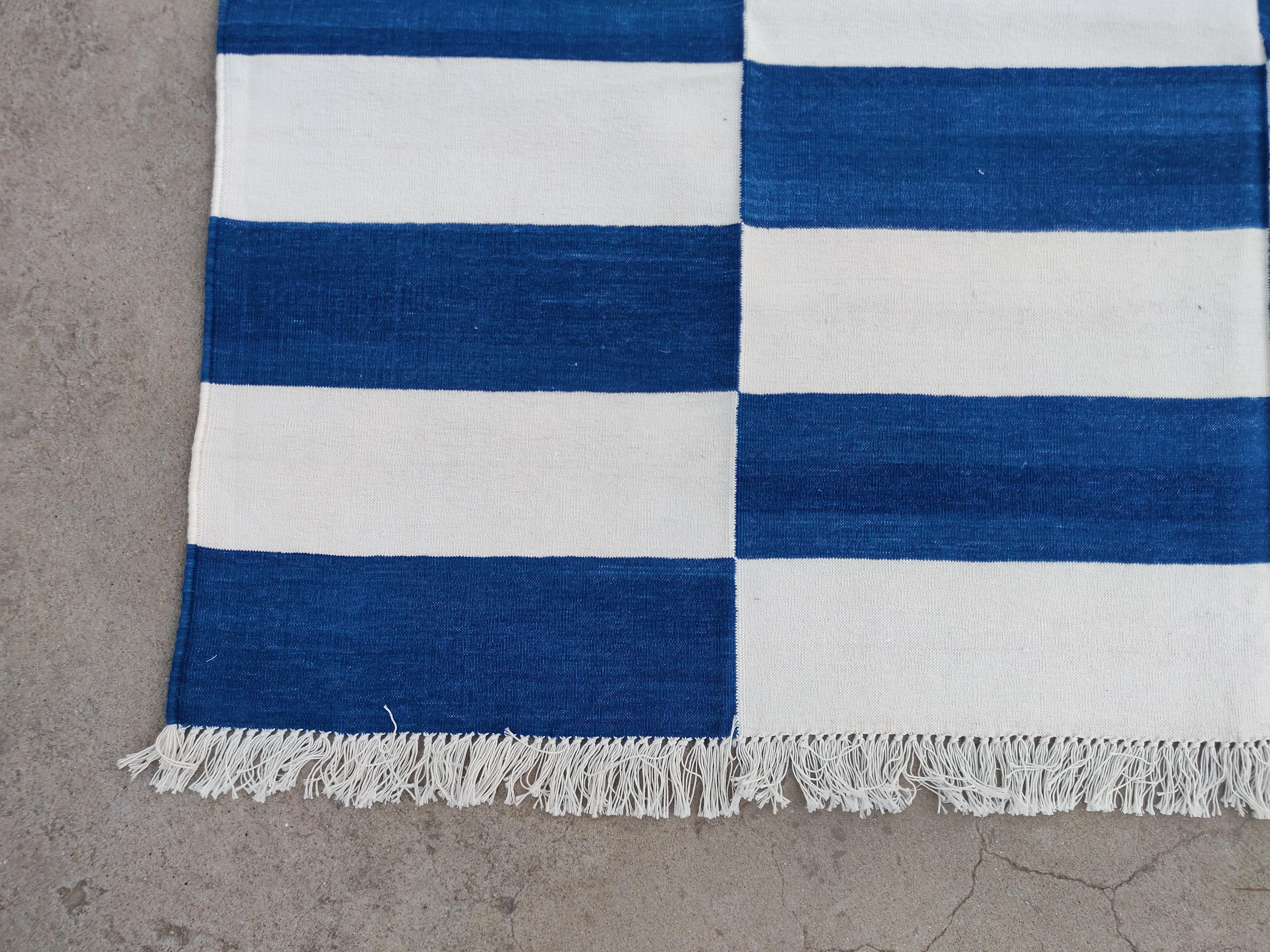 Handgefertigter flacher Baumwollteppich mit Flachgewebe, 6x9 Blau und Weiß gestreifter indischer Dhurrie (Handgewebt) im Angebot