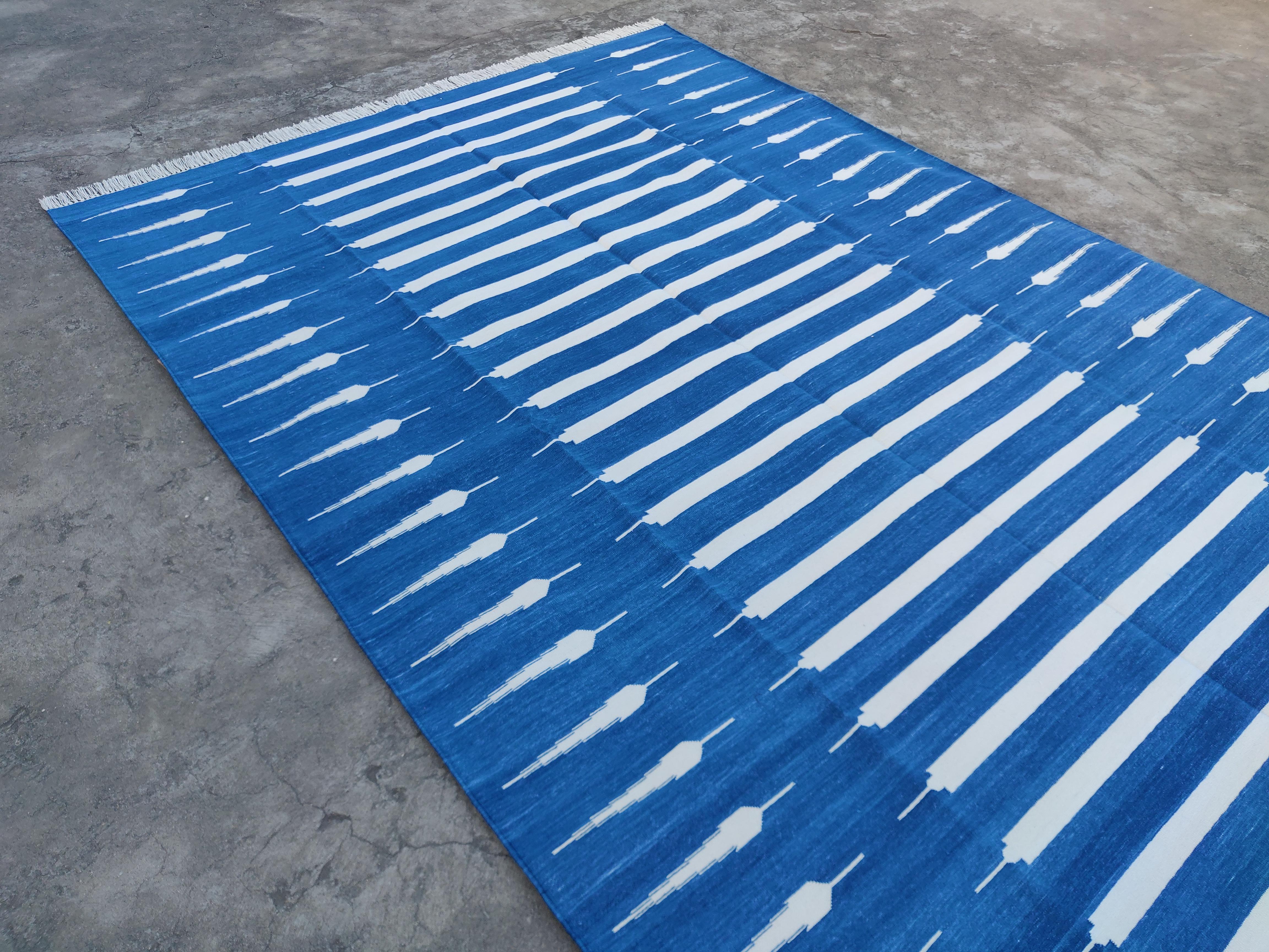 Handgefertigter flacher Baumwollteppich mit Flachgewebe, 6x9 Blau und Weiß gestreifter indischer Dhurrie (Handgewebt) im Angebot