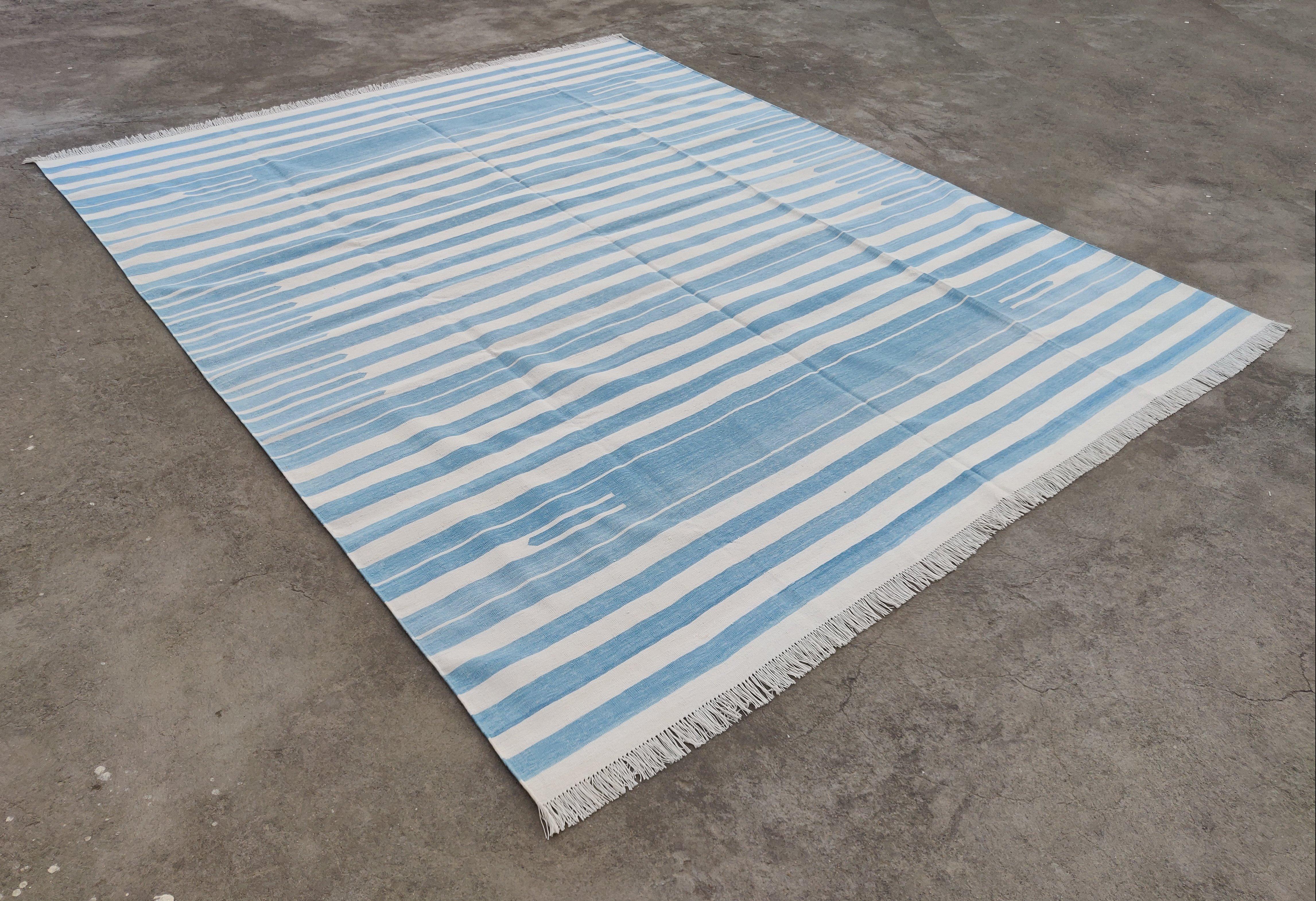 Tissé à la main Tapis de sol en coton tissé à plat, 6x9 bleu et blanc rayé Indian Dhurrie en vente