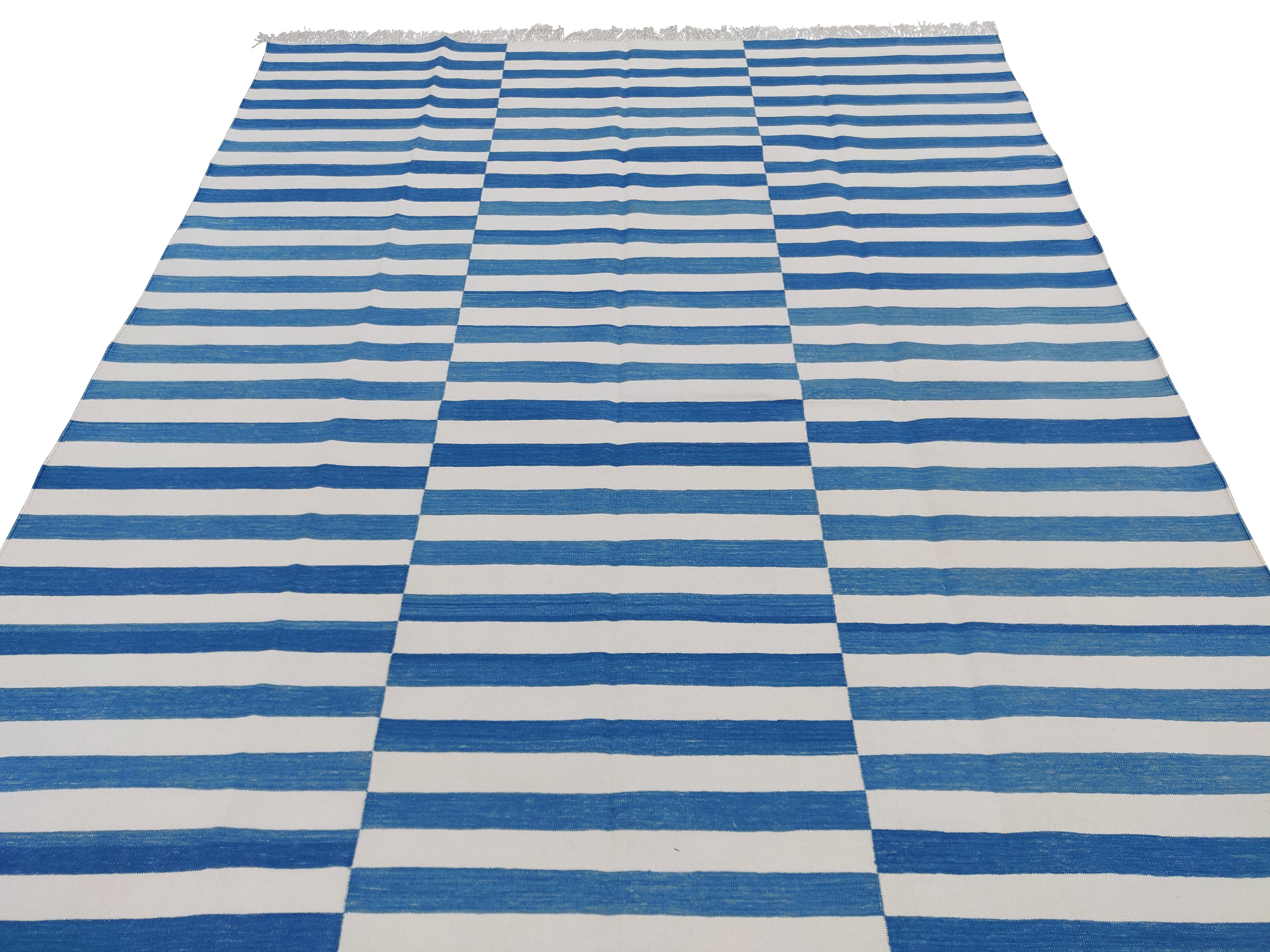 Handgefertigter flacher Baumwollteppich mit Flachgewebe, 6x9 Blau und Weiß gestreifter indischer Dhurrie (Handgewebt) im Angebot