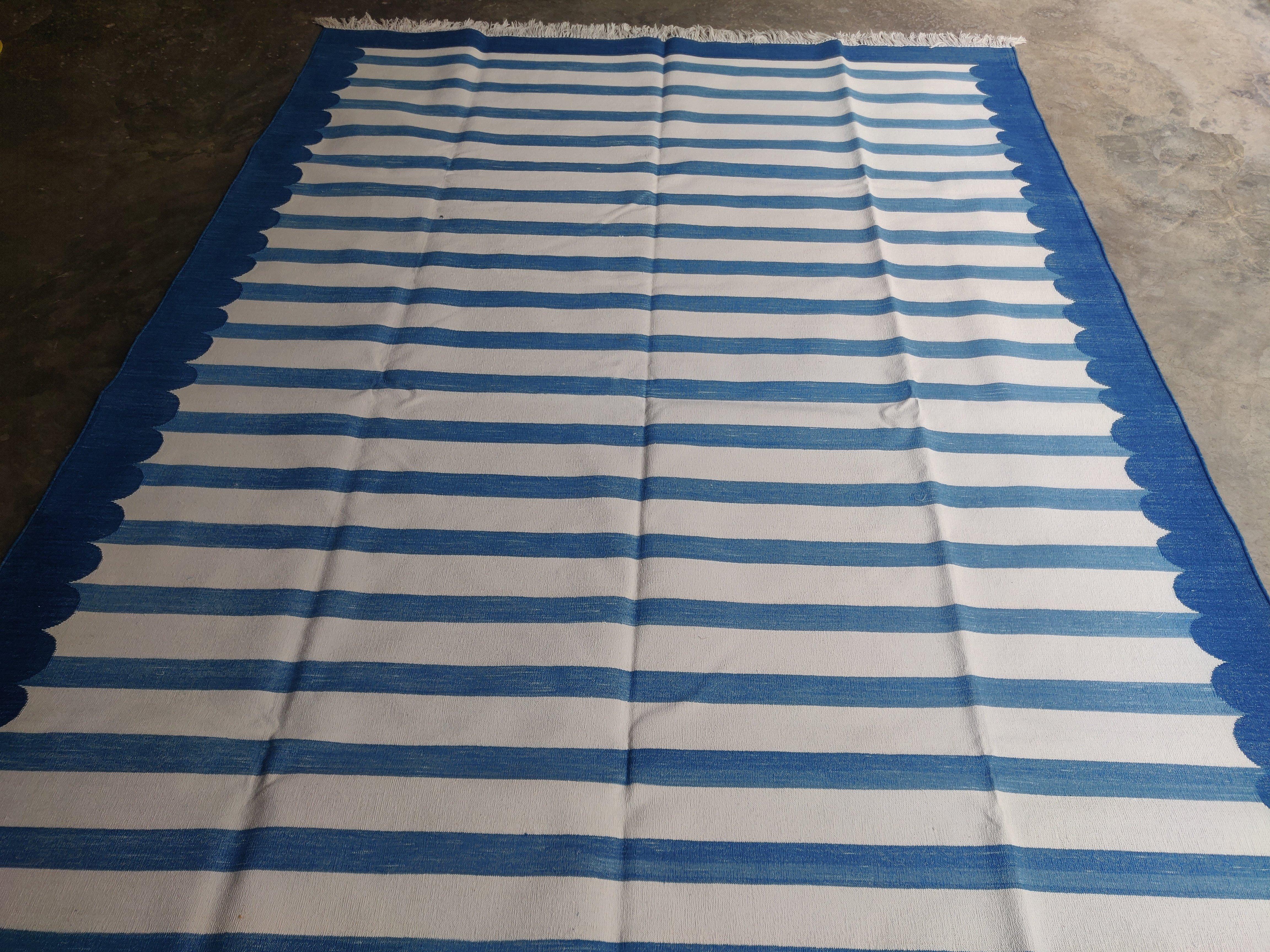 Tappeto a tessitura piatta in cotone fatto a mano, 6x9 a righe bianche e blu, indiano Dhurrie In condizioni Nuovo in vendita a Jaipur, IN