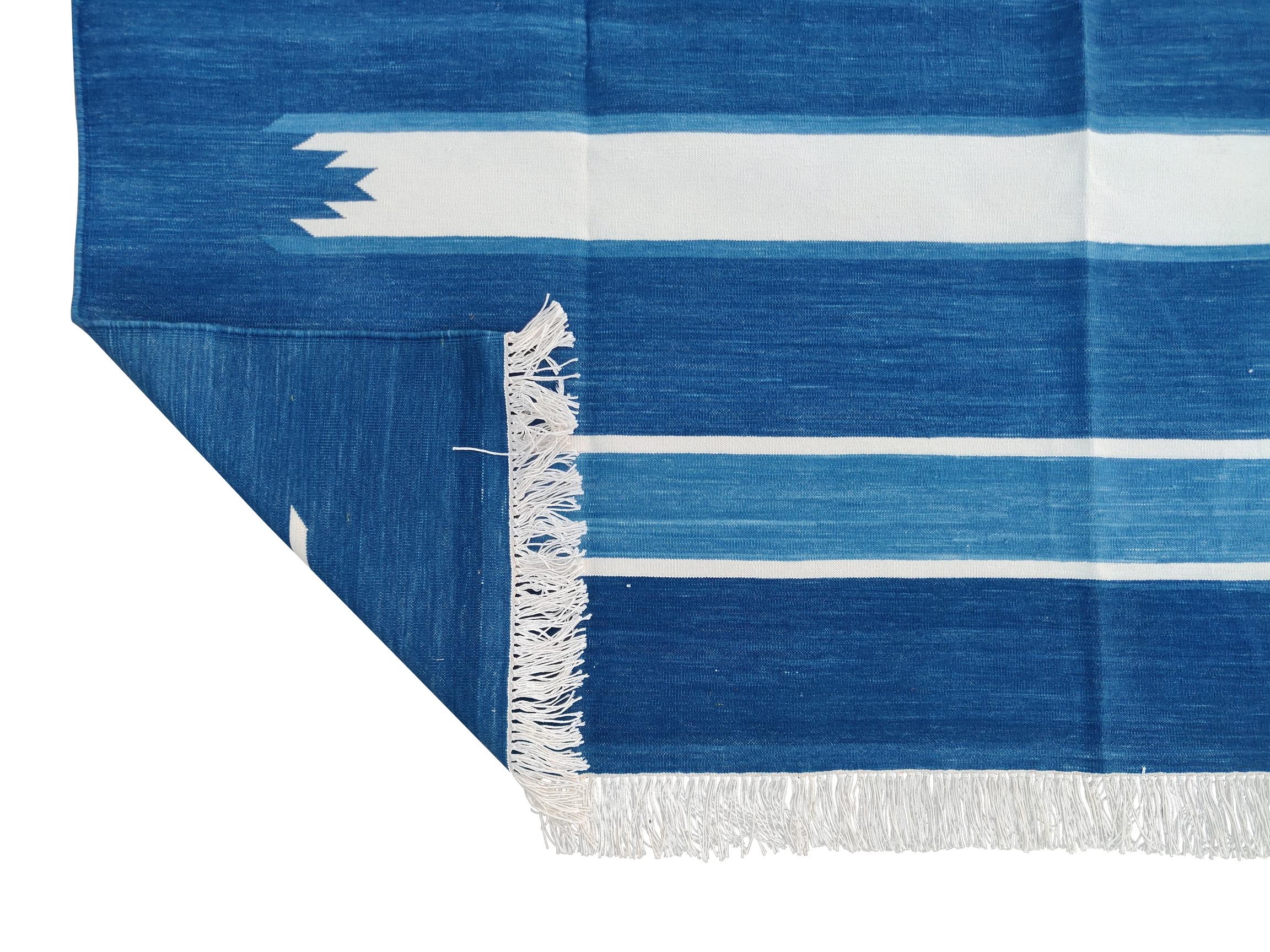 Handgefertigter flacher Baumwollteppich mit Flachgewebe, 6x9 Blau und Weiß gestreifter indischer Dhurrie (21. Jahrhundert und zeitgenössisch) im Angebot