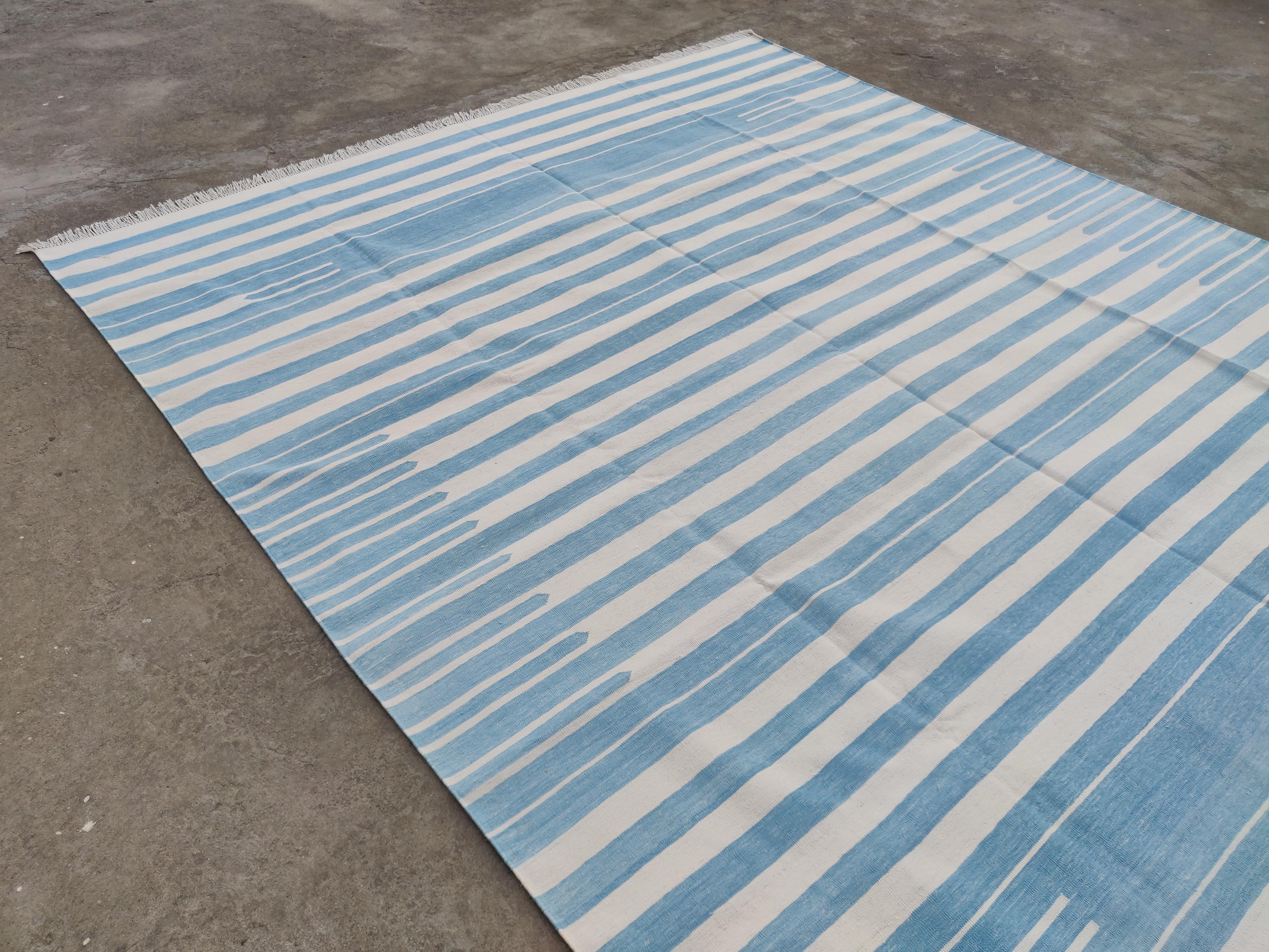XXIe siècle et contemporain Tapis de sol en coton tissé à plat, 6x9 bleu et blanc rayé Indian Dhurrie en vente