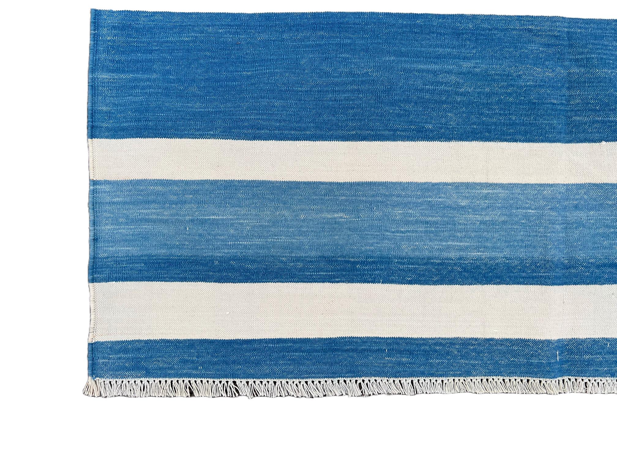 XXI secolo e contemporaneo Tappeto a tessitura piatta in cotone fatto a mano, 6x9 a righe bianche e blu, indiano Dhurrie in vendita