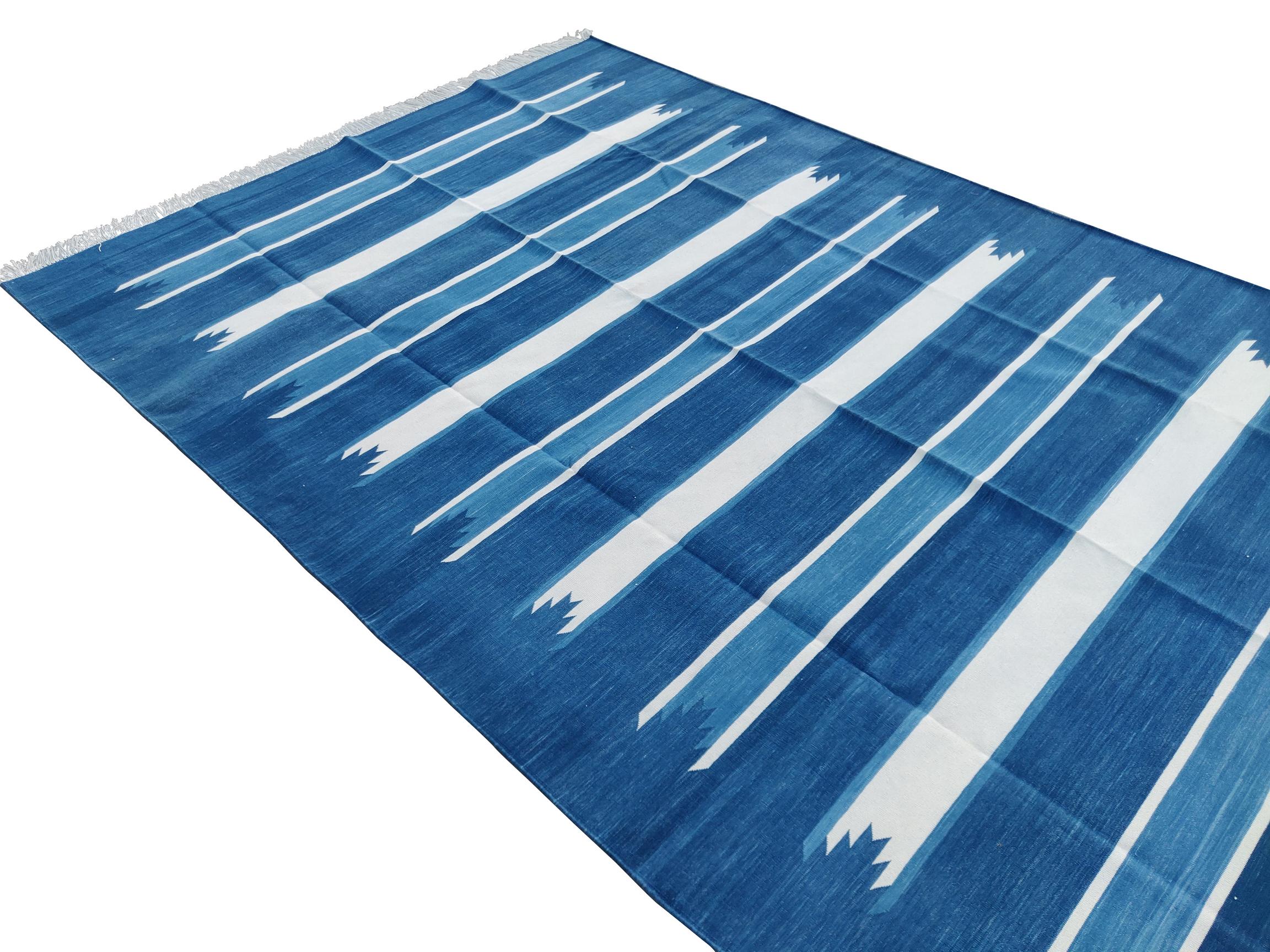 Handgefertigter flacher Baumwollteppich mit Flachgewebe, 6x9 Blau und Weiß gestreifter indischer Dhurrie (Baumwolle) im Angebot