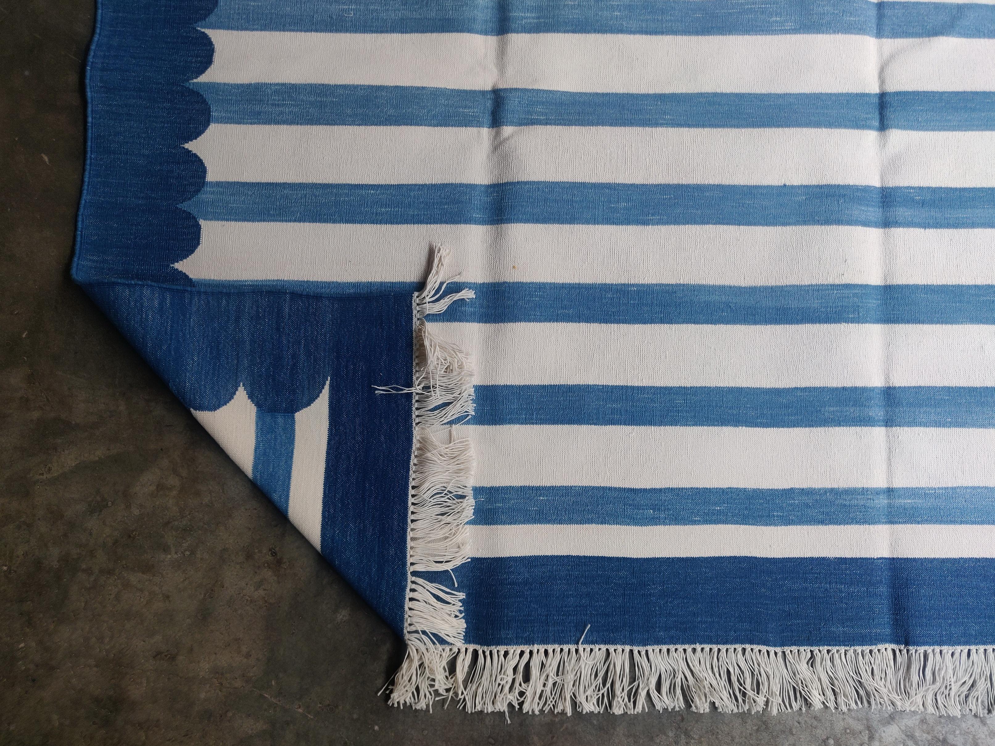 Handgefertigter flacher Baumwollteppich mit Flachgewebe, 6x9 Blau und Weiß gestreifter indischer Dhurrie (Baumwolle) im Angebot