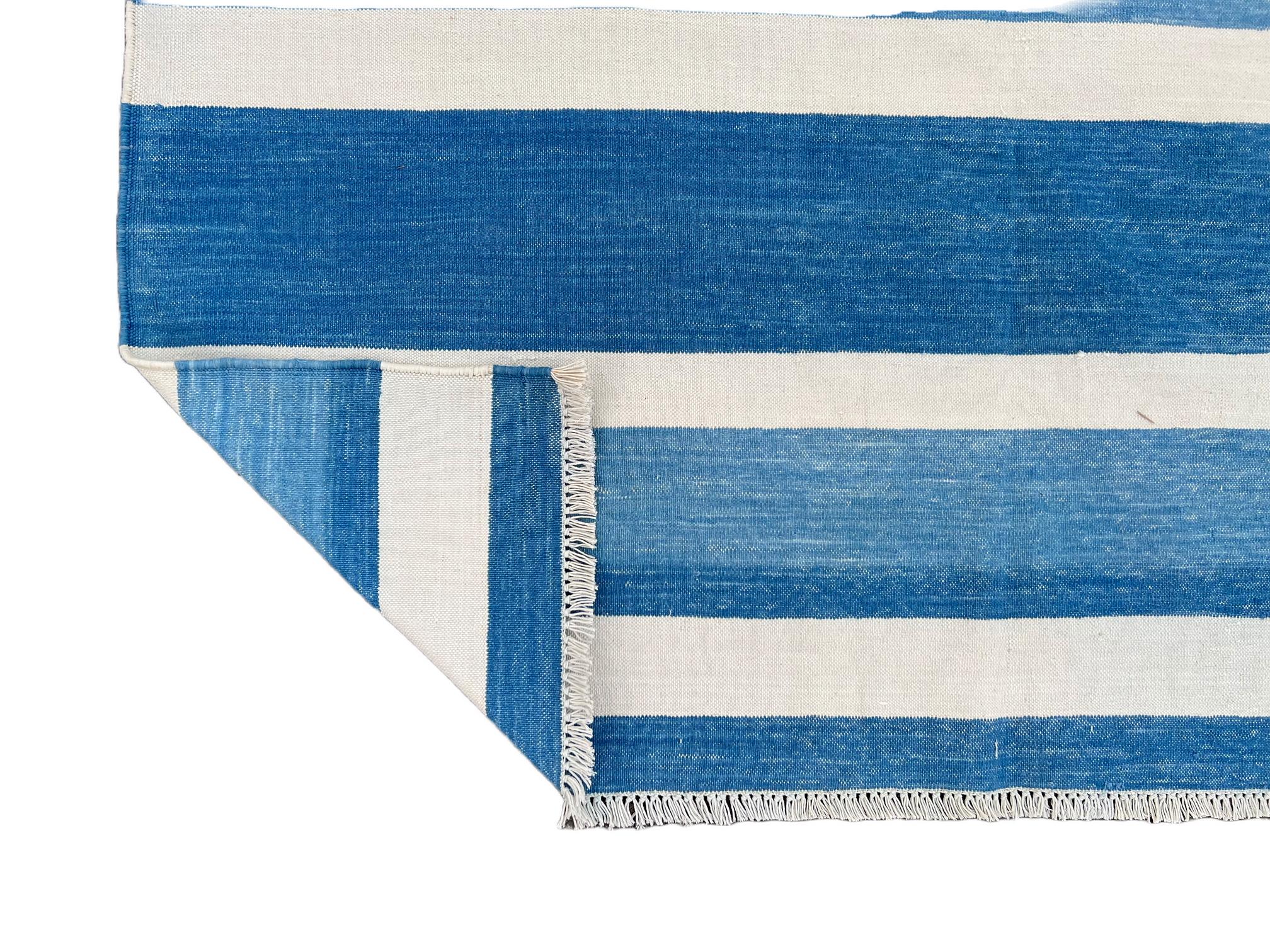 Cotone Tappeto a tessitura piatta in cotone fatto a mano, 6x9 a righe bianche e blu, indiano Dhurrie in vendita