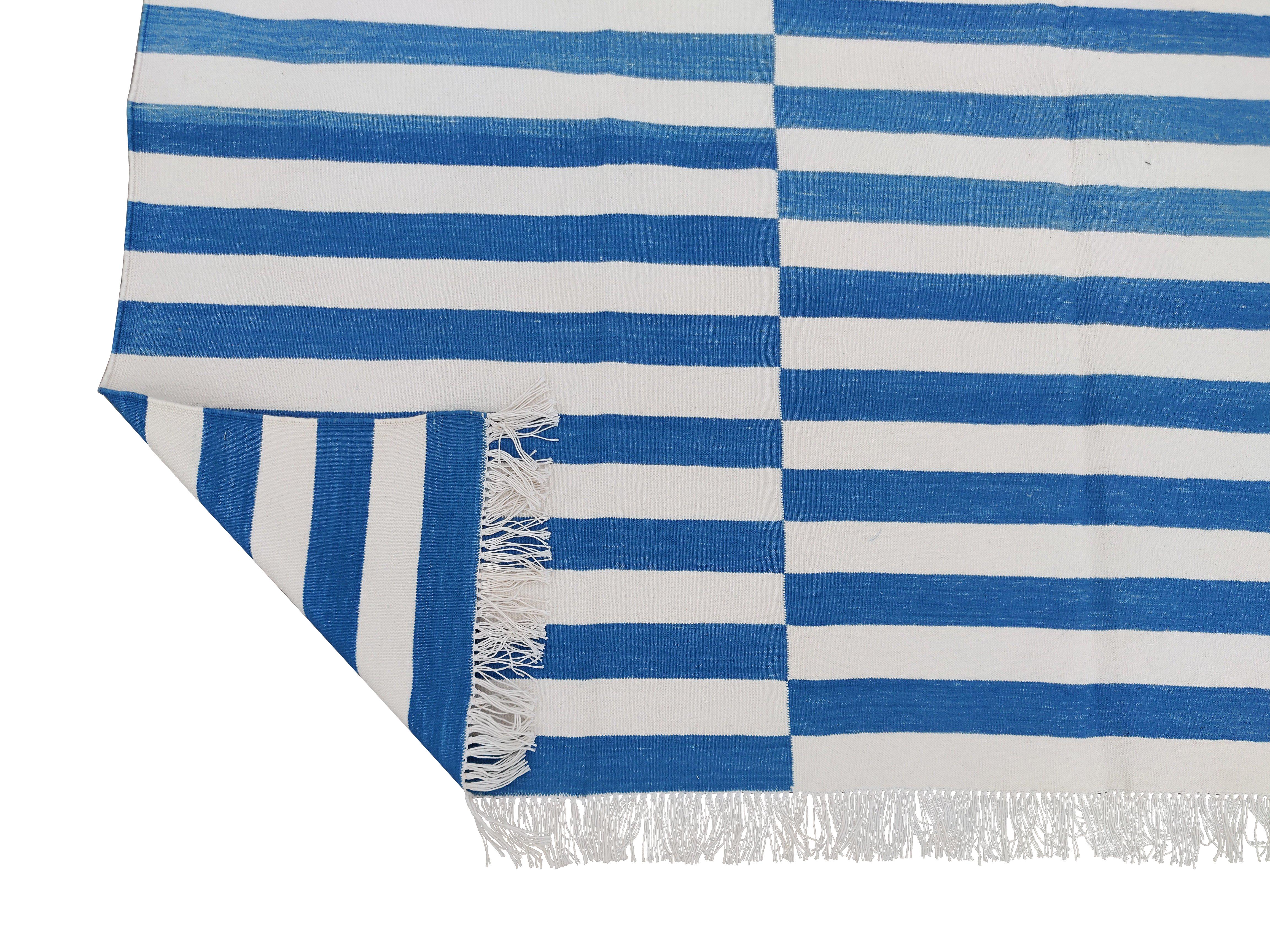 Handgefertigter flacher Baumwollteppich mit Flachgewebe, 6x9 Blau und Weiß gestreifter indischer Dhurrie (Baumwolle) im Angebot