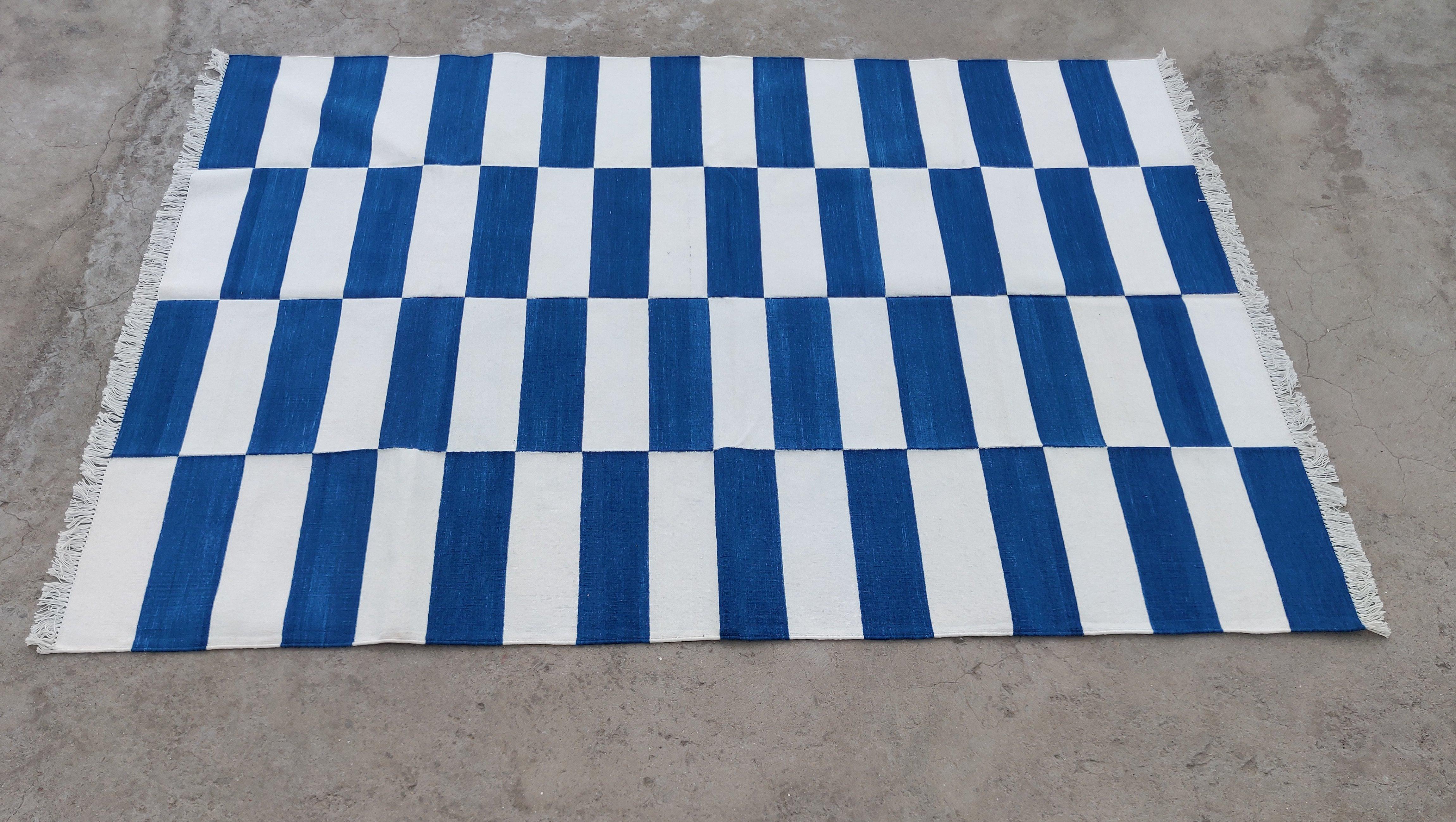 Handgefertigter flacher Baumwollteppich mit Flachgewebe, 6x9 Blau und Weiß gestreifter indischer Dhurrie im Angebot 1
