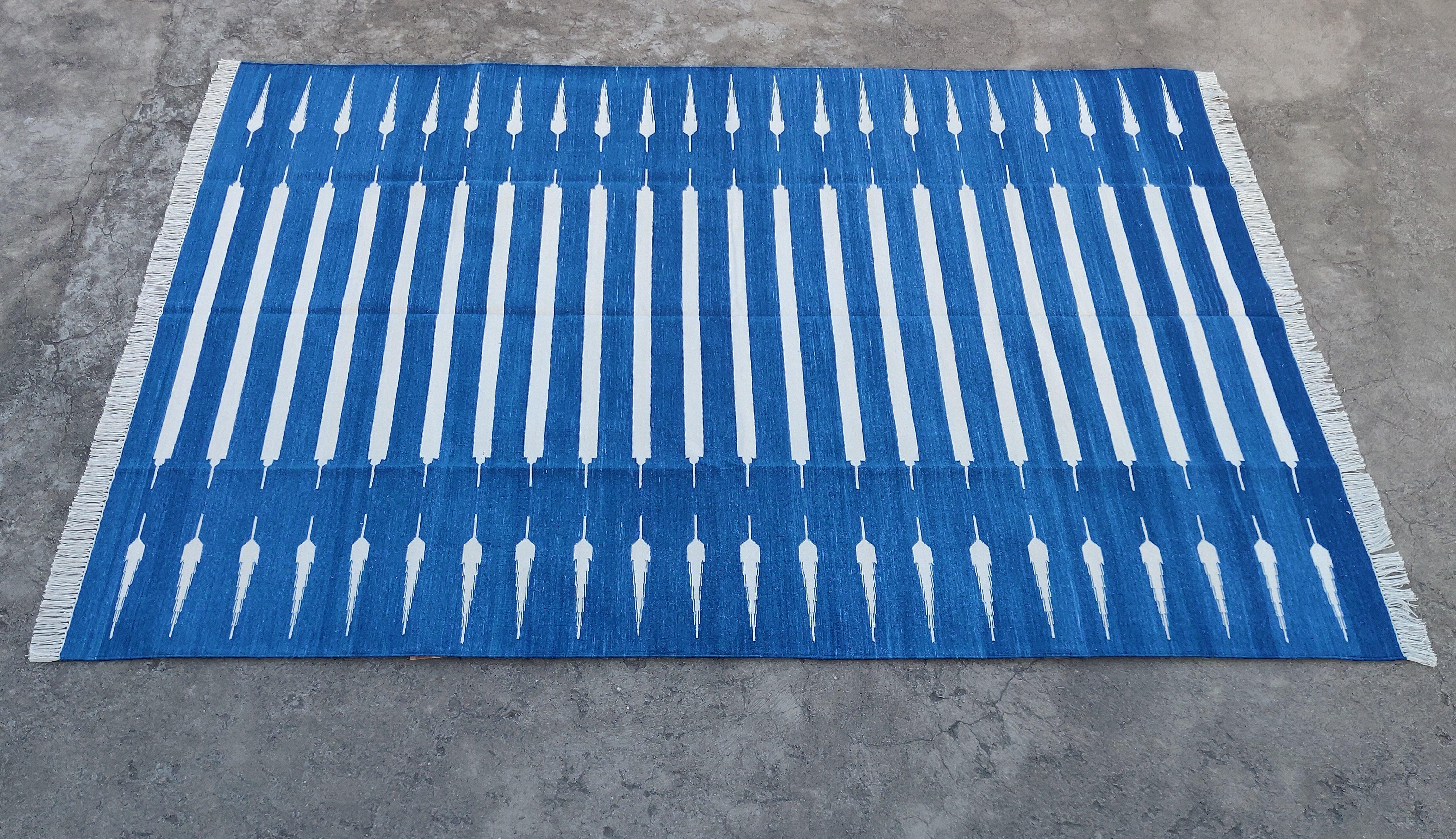 Handgefertigter flacher Baumwollteppich mit Flachgewebe, 6x9 Blau und Weiß gestreifter indischer Dhurrie im Angebot 1