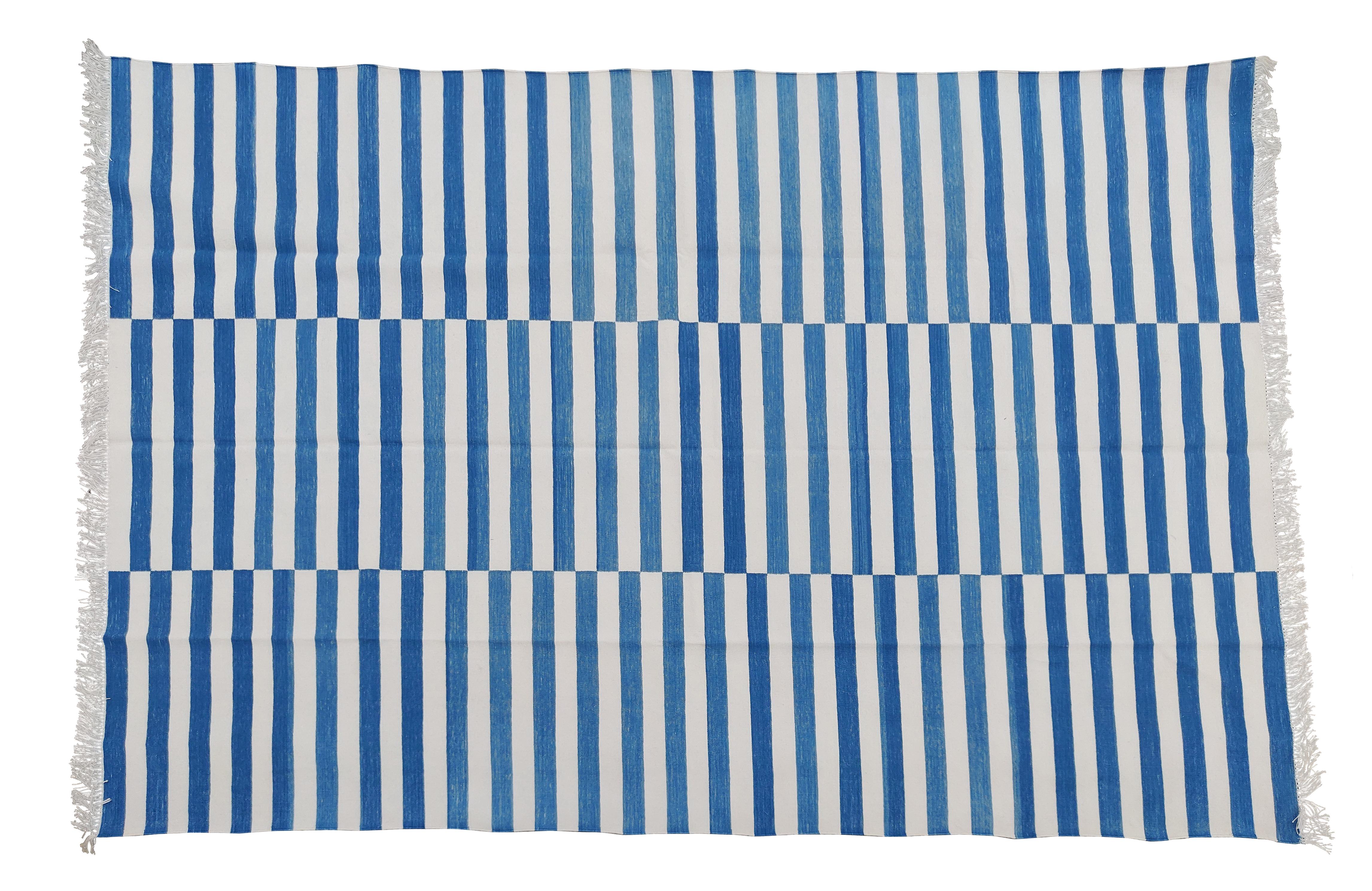 Handgefertigter flacher Baumwollteppich mit Flachgewebe, 6x9 Blau und Weiß gestreifter indischer Dhurrie im Angebot 1