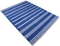 Handgefertigter flacher Baumwollteppich mit Flachgewebe, 6x9 Blau und Weiß gestreifter indischer Dhurrie