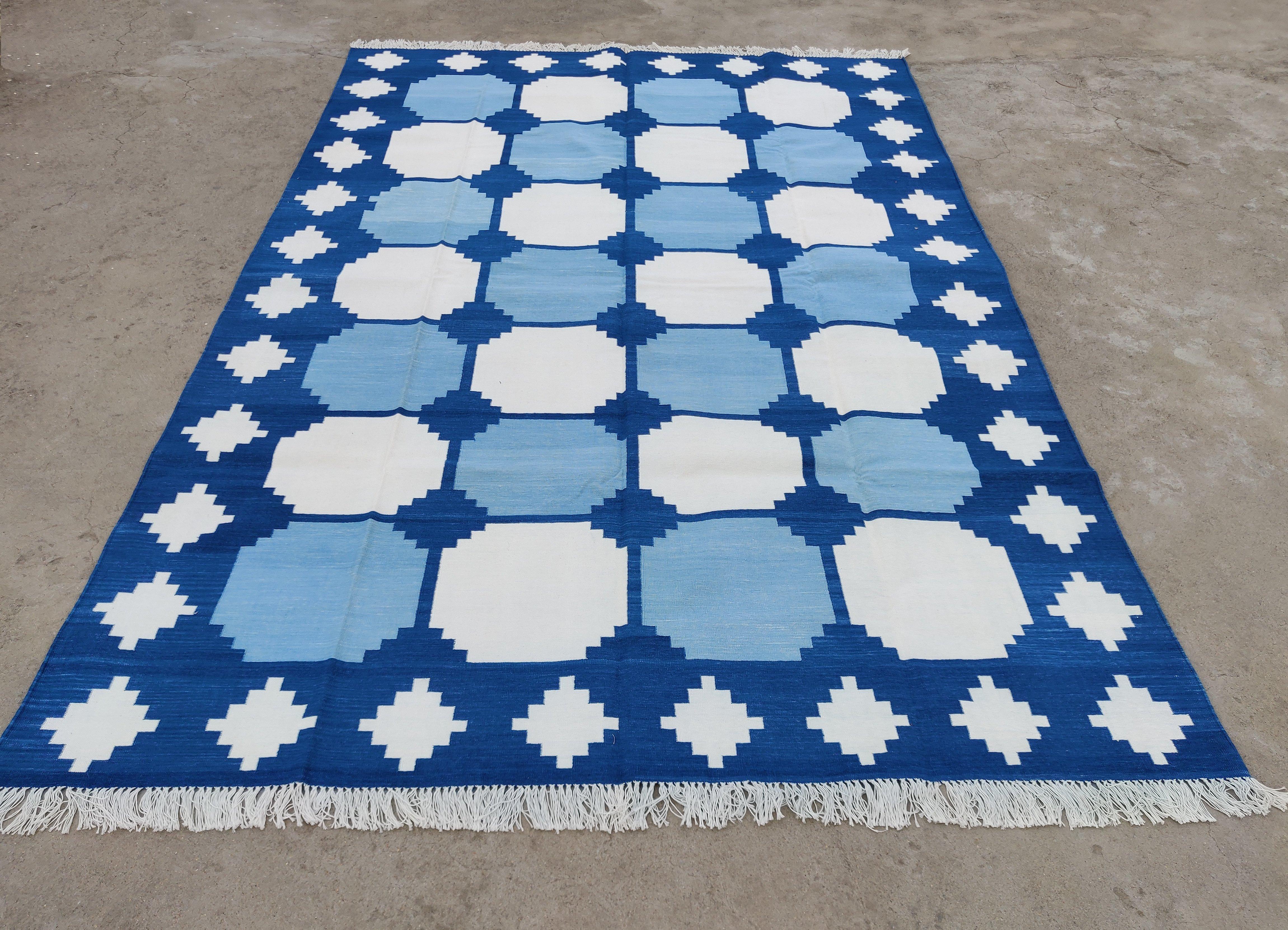 Handmade Cotton Area Flat Weave Rug, 6x9 Blue And White Tile Indian Dhurrie Rug In New Condition For Sale In Jaipur, IN