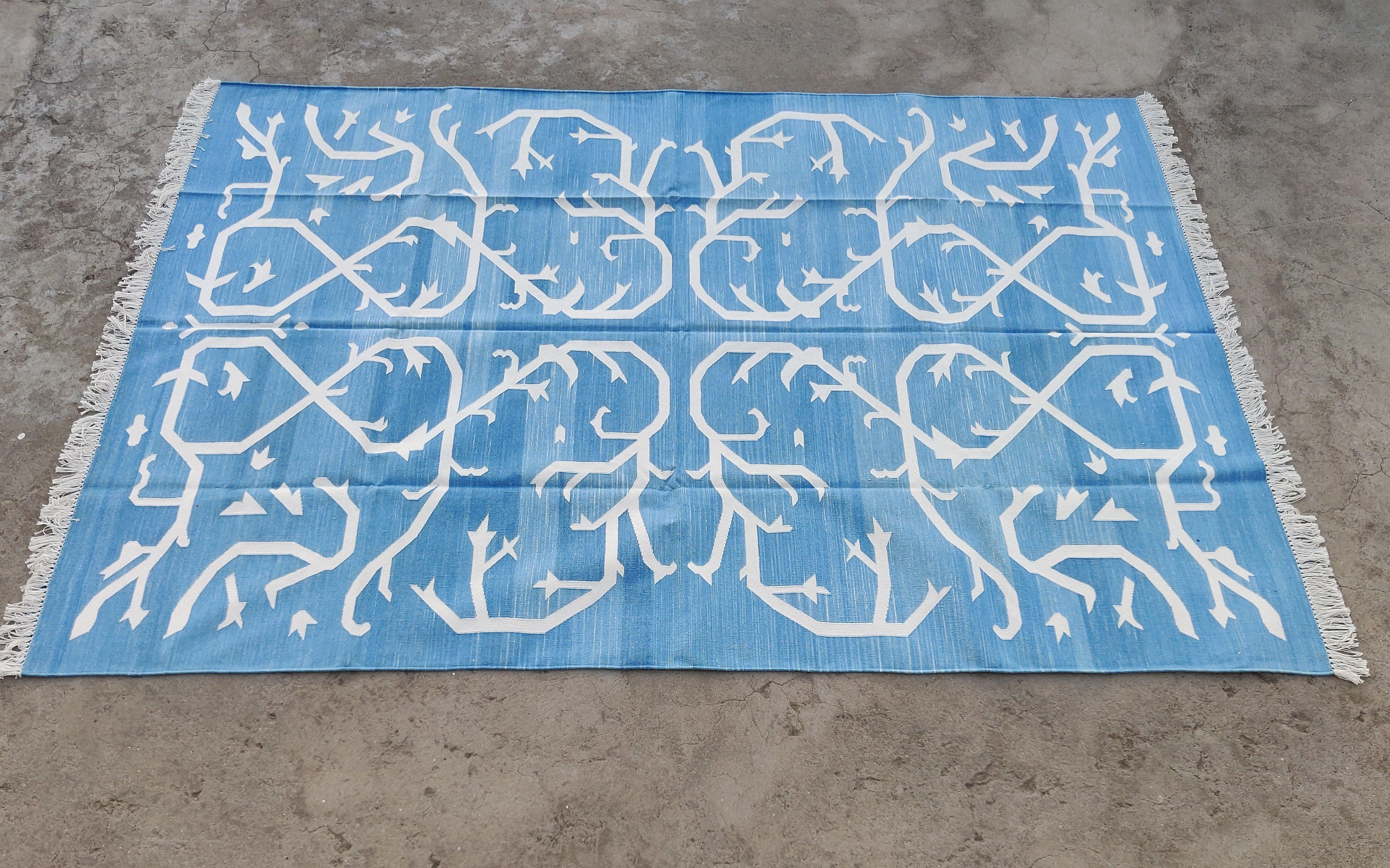 Handgefertigter flacher Teppich aus Baumwolle mit Flachgewebe, 6x9 Blauer und weißer Baum Indian Dhurrie-Teppich im Angebot 3