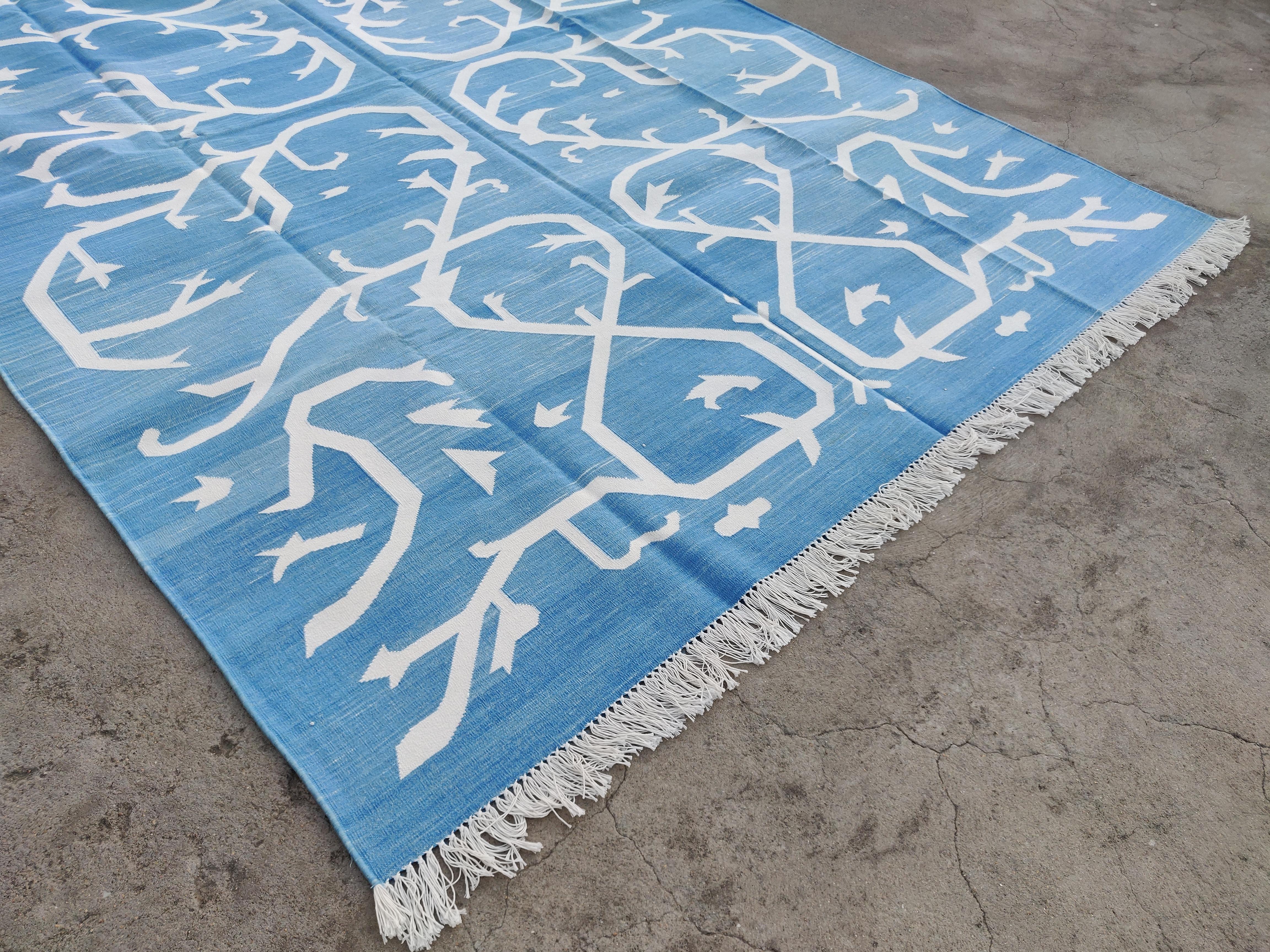 Handgefertigter flacher Teppich aus Baumwolle mit Flachgewebe, 6x9 Blauer und weißer Baum Indian Dhurrie-Teppich (Indisch) im Angebot