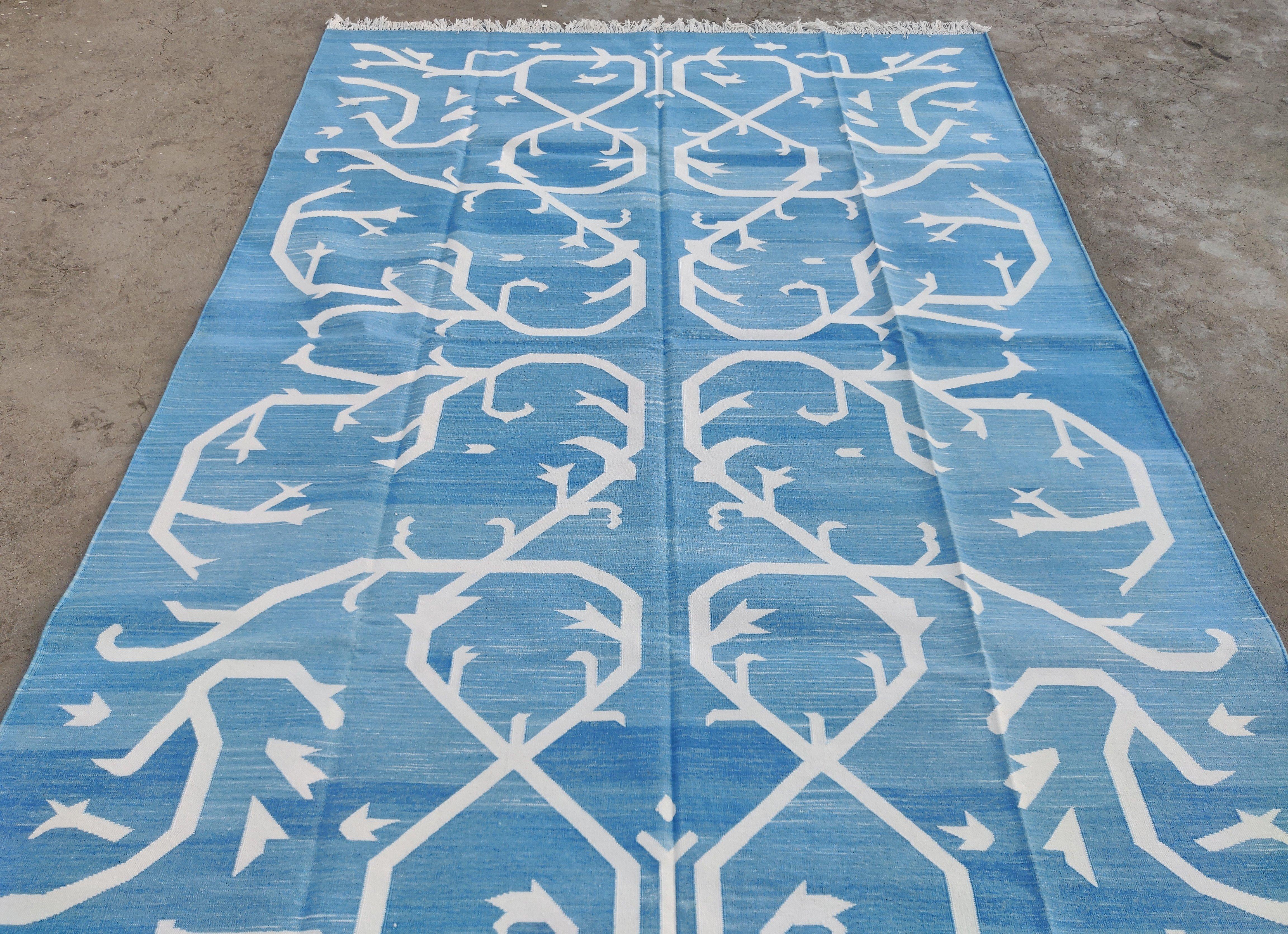 Handgefertigter flacher Teppich aus Baumwolle mit Flachgewebe, 6x9 Blauer und weißer Baum Indian Dhurrie-Teppich (Handgewebt) im Angebot