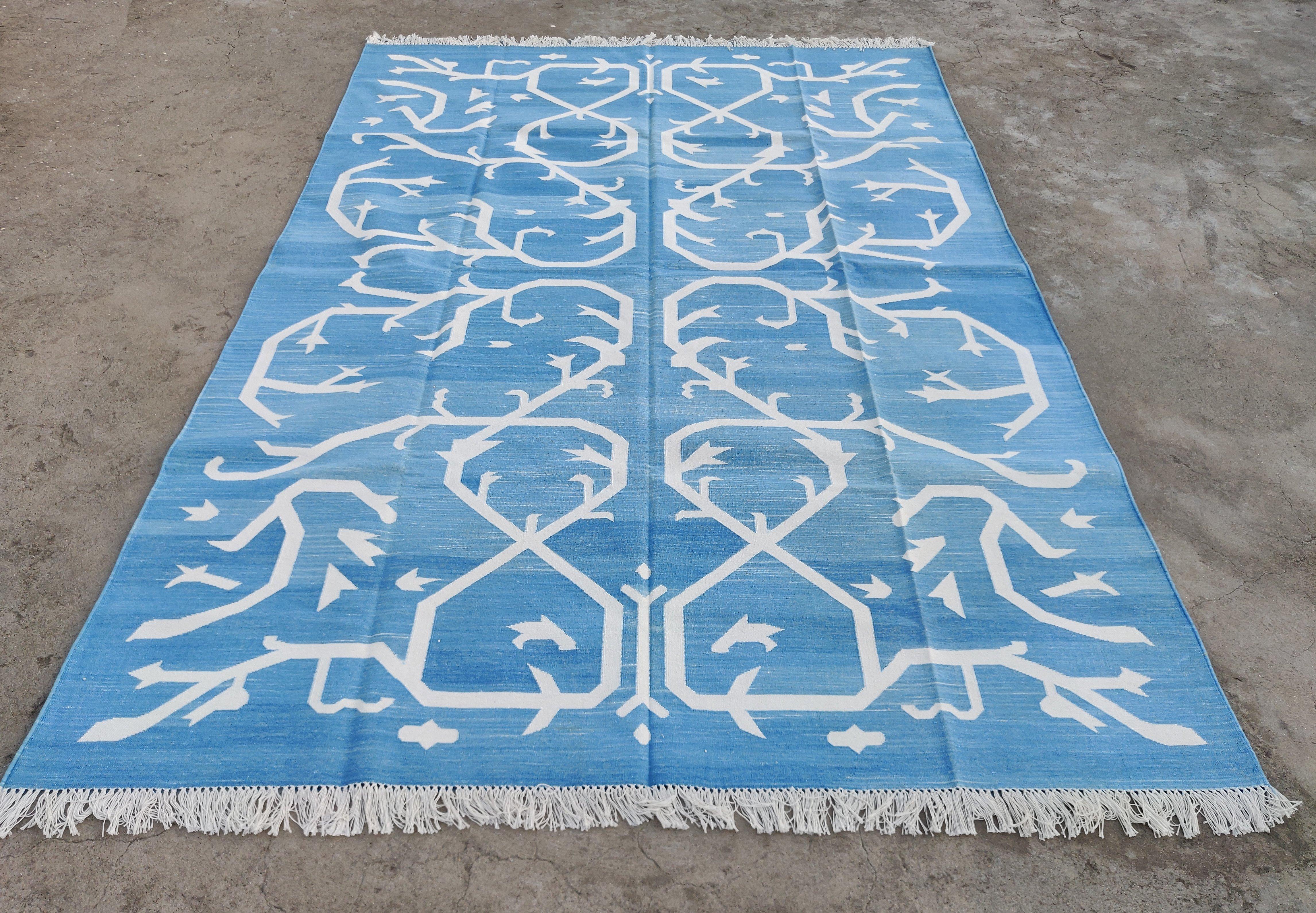 Handgefertigter flacher Teppich aus Baumwolle mit Flachgewebe, 6x9 Blauer und weißer Baum Indian Dhurrie-Teppich im Zustand „Neu“ im Angebot in Jaipur, IN