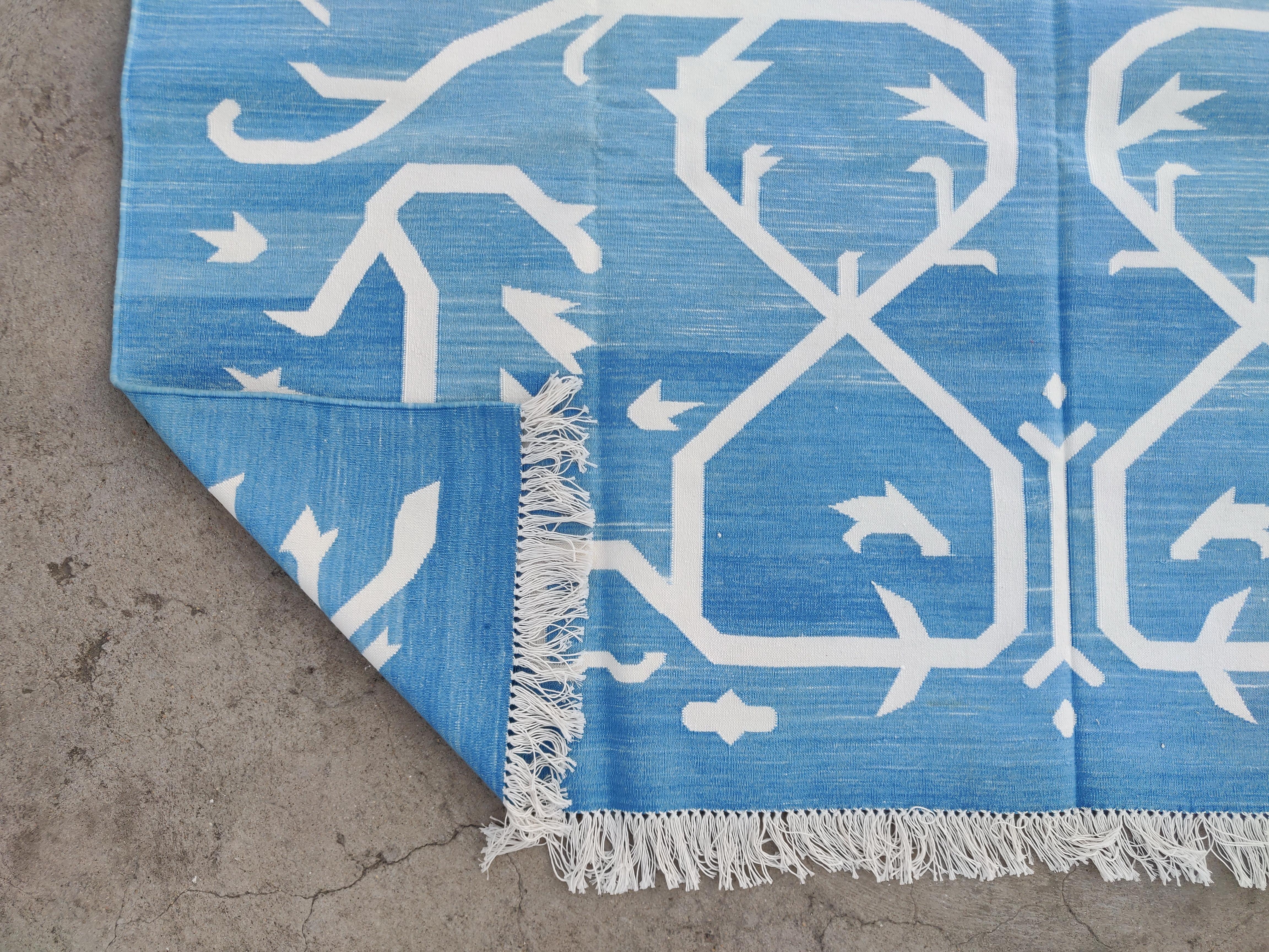 Handgefertigter flacher Teppich aus Baumwolle mit Flachgewebe, 6x9 Blauer und weißer Baum Indian Dhurrie-Teppich im Angebot 1
