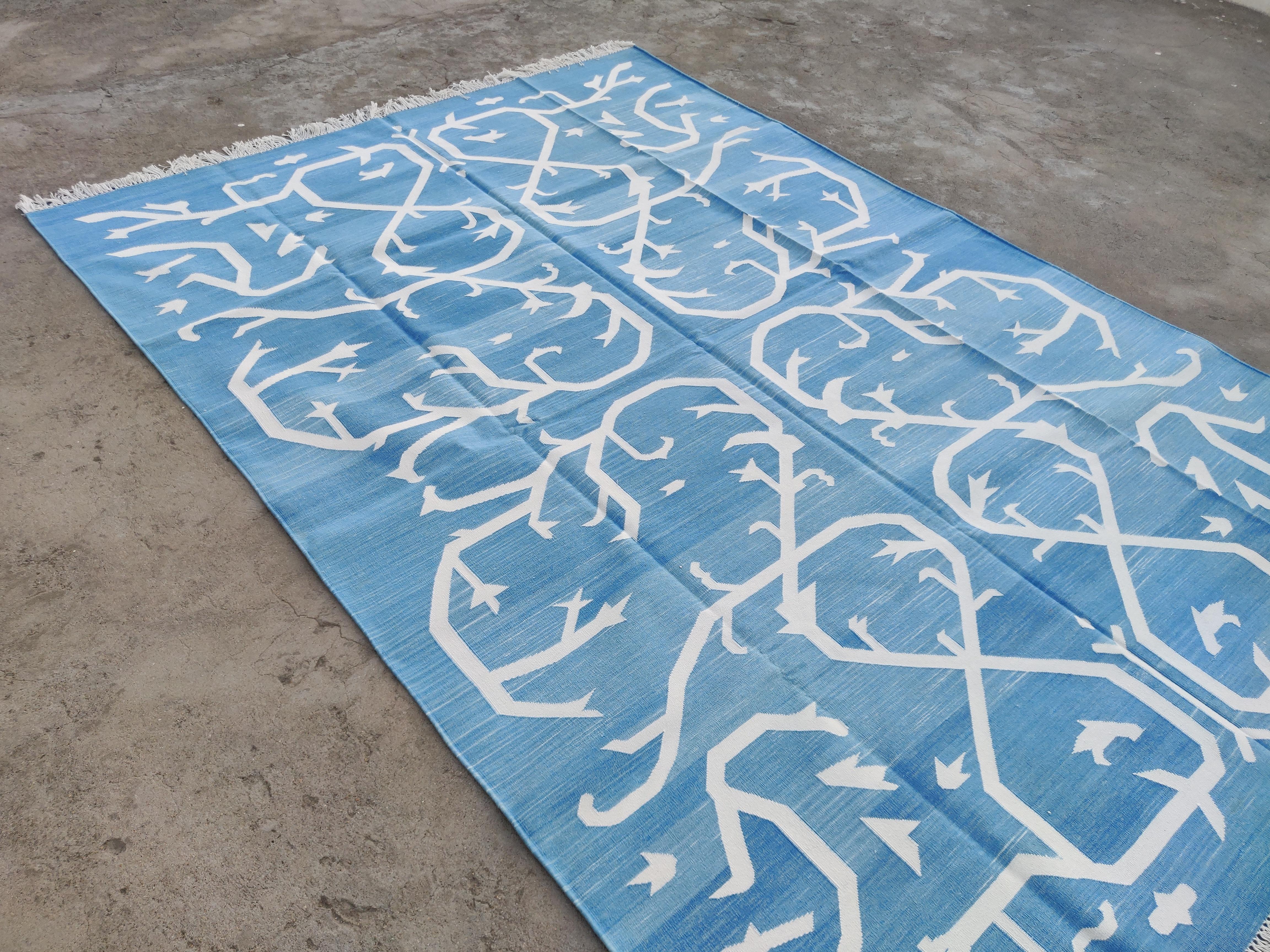 Handgefertigter flacher Teppich aus Baumwolle mit Flachgewebe, 6x9 Blauer und weißer Baum Indian Dhurrie-Teppich im Angebot 2