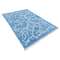 Handgefertigter flacher Teppich aus Baumwolle mit Flachgewebe, 6x9 Blauer und weißer Baum Indian Dhurrie-Teppich