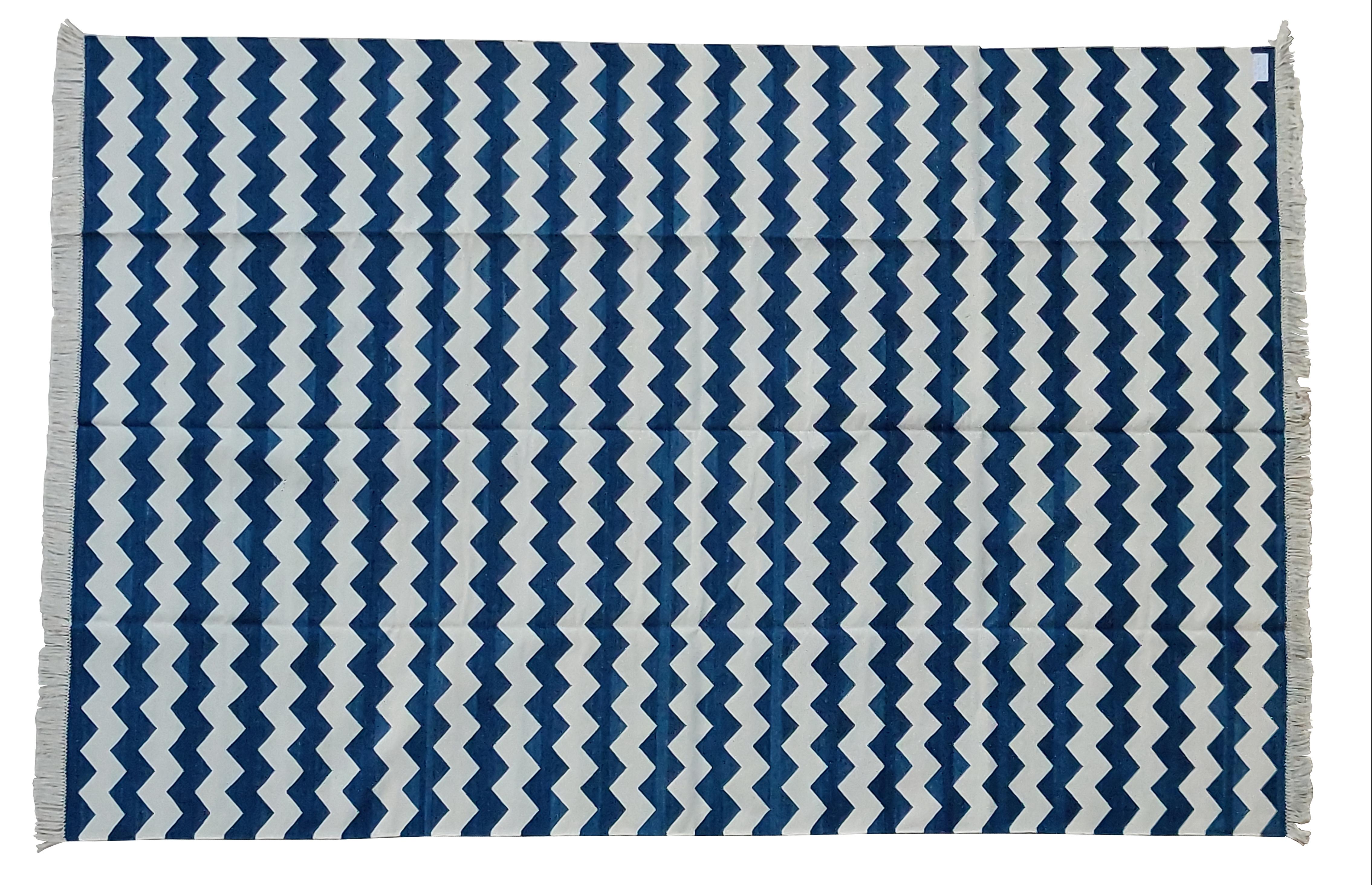 Baumwolle natürlich pflanzlich gefärbt, blau und weiß Zig Zag gestreiften indischen Teppich - 6'x9'
Diese speziellen flachgewebten Dhurries werden aus 15-fachem Garn aus 100% Baumwolle handgewebt. Aufgrund der speziellen Fertigungstechniken, die zur