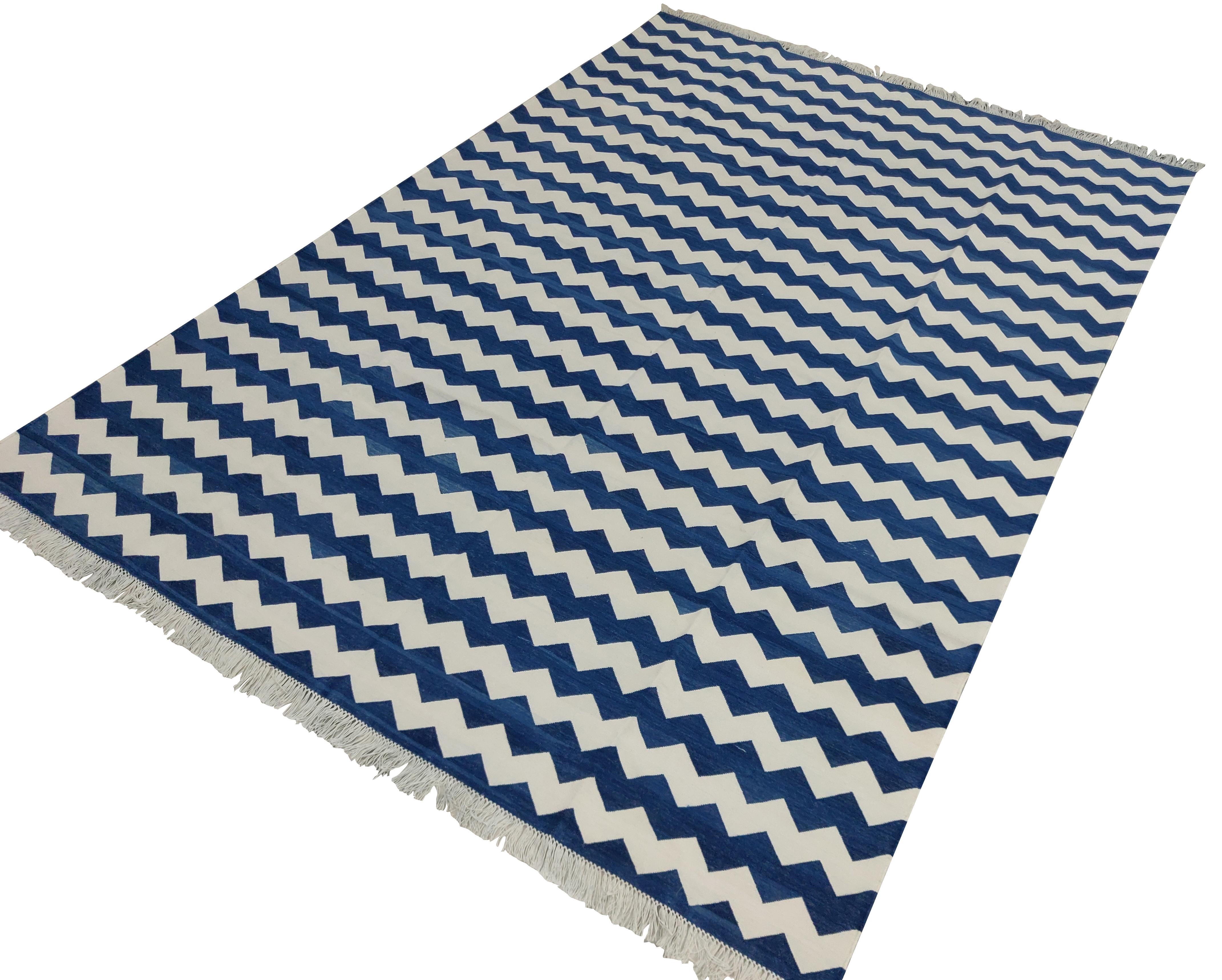 Handgemachte Baumwolle Bereich Flachgewebe Teppich, 6x9 Blau und Weiß Zig Zag Gestreift Dhurrie (Moderne der Mitte des Jahrhunderts) im Angebot