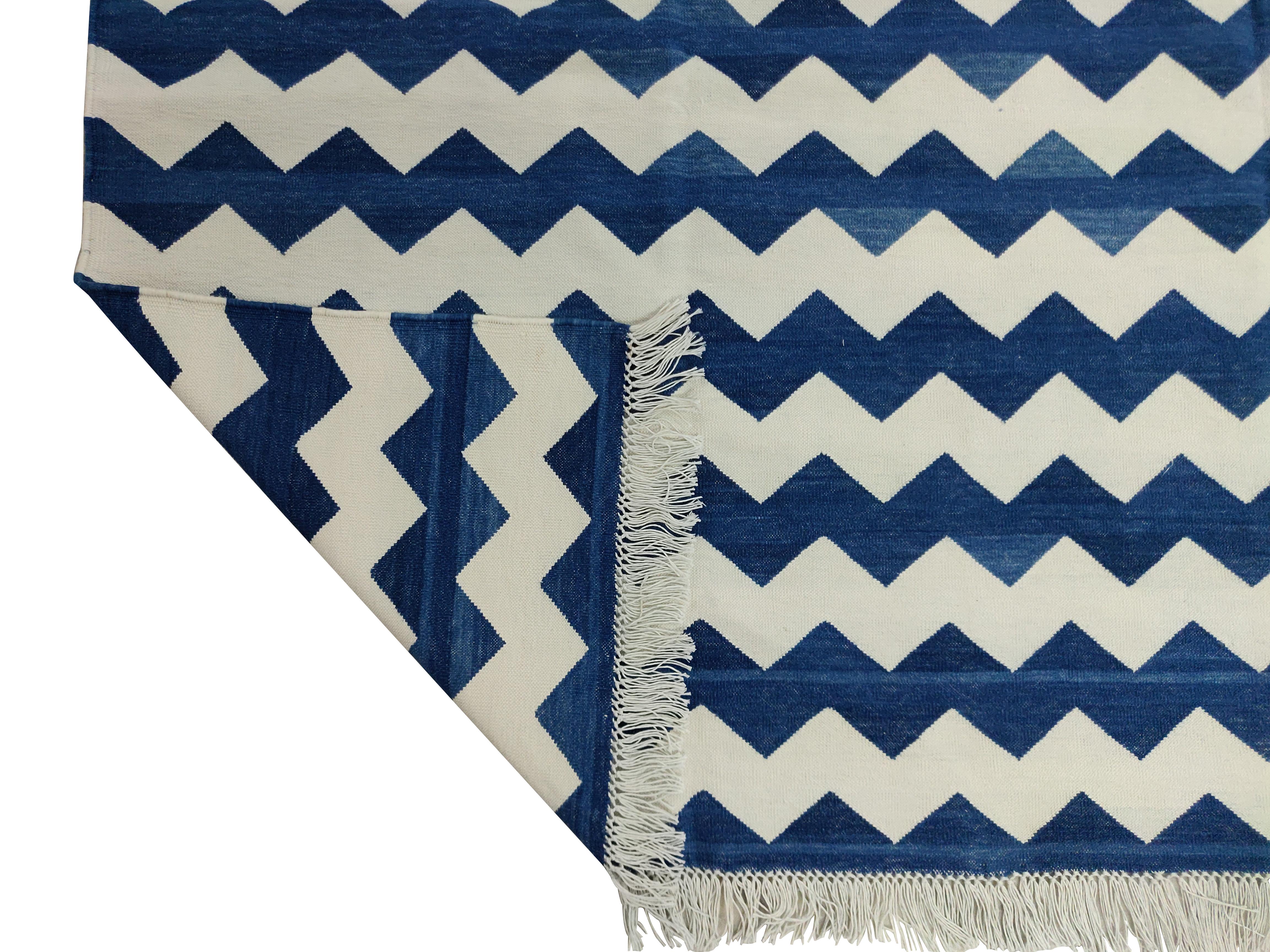 Handmade Cotton Area Flat Weave Rug, 6x9 Blue And White Zig Zag Striped Dhurrie In New Condition For Sale In Jaipur, IN