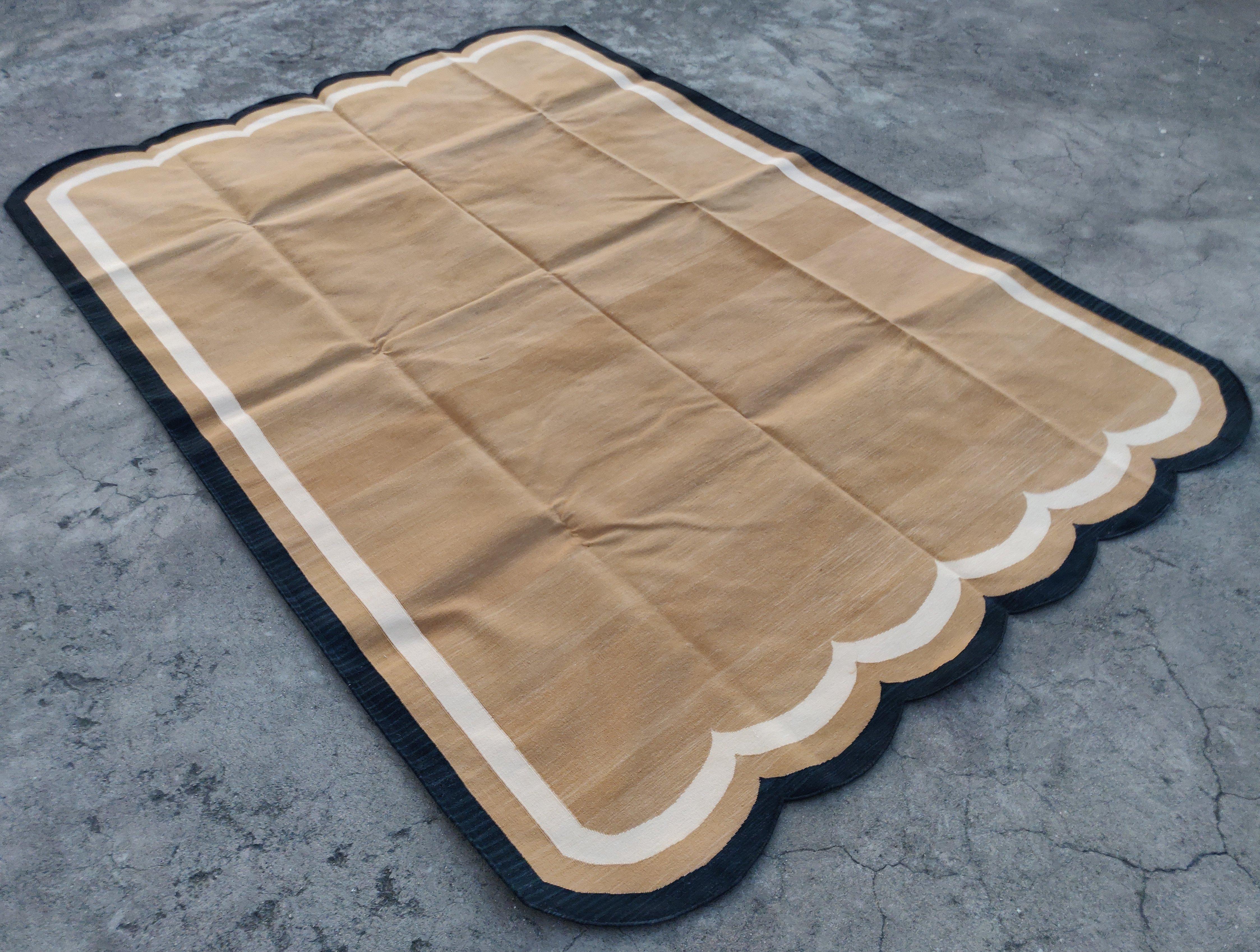 Tappeto indiano Dhurrie in cotone tinto al vegetale a strisce smerlate marroni, crema e nere - 6'x9' (180x270cm) 

Queste speciali dhurry a trama piatta sono tessute a mano con un filo di cotone 100% a 15 strati. A causa delle speciali tecniche di
