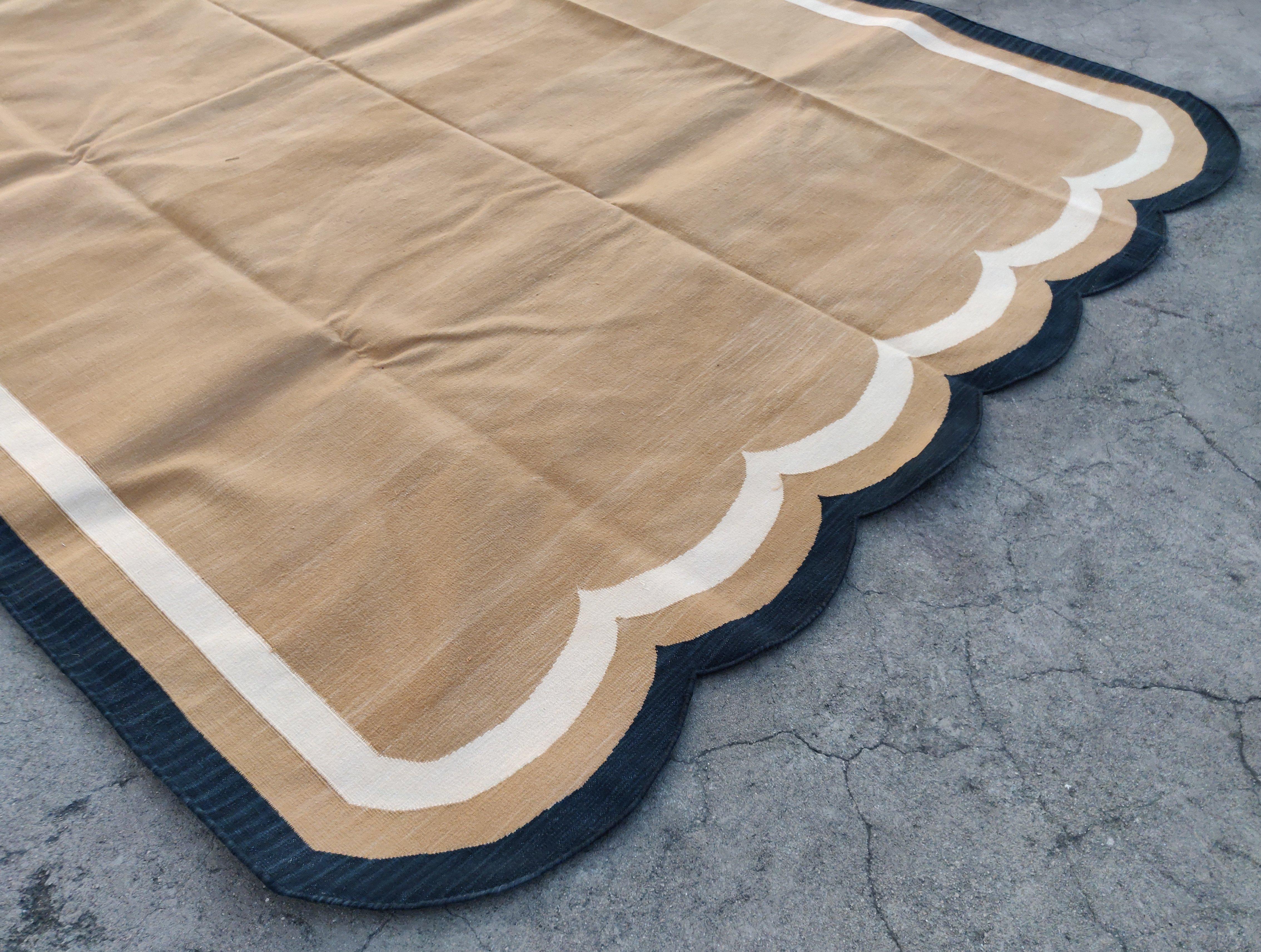 Mid-Century moderno Tappeto a tessitura piatta in cotone fatto a mano, 6x9 marrone e nero con smerlo indiano Dhurrie in vendita
