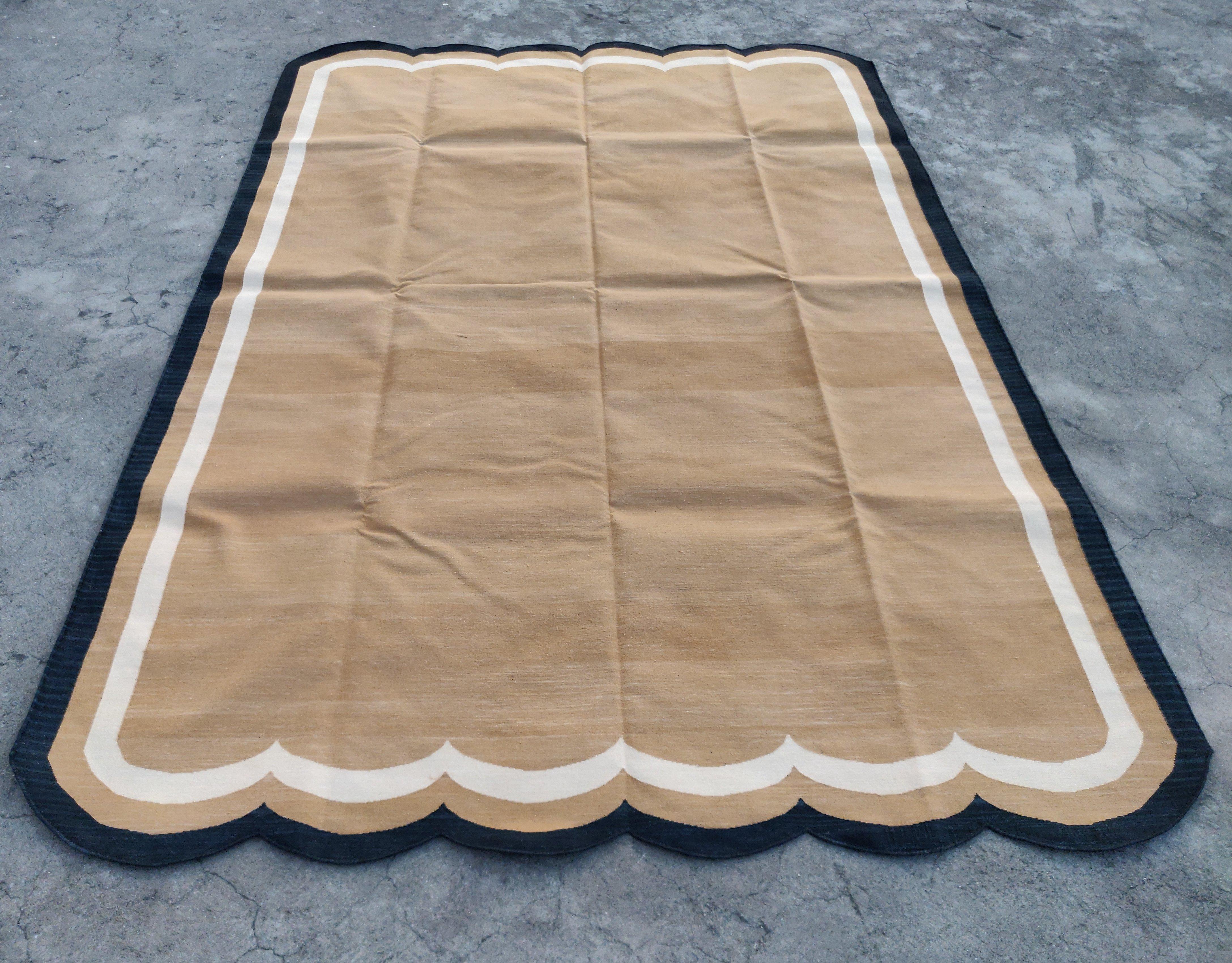 Indiano Tappeto a tessitura piatta in cotone fatto a mano, 6x9 marrone e nero con smerlo indiano Dhurrie in vendita