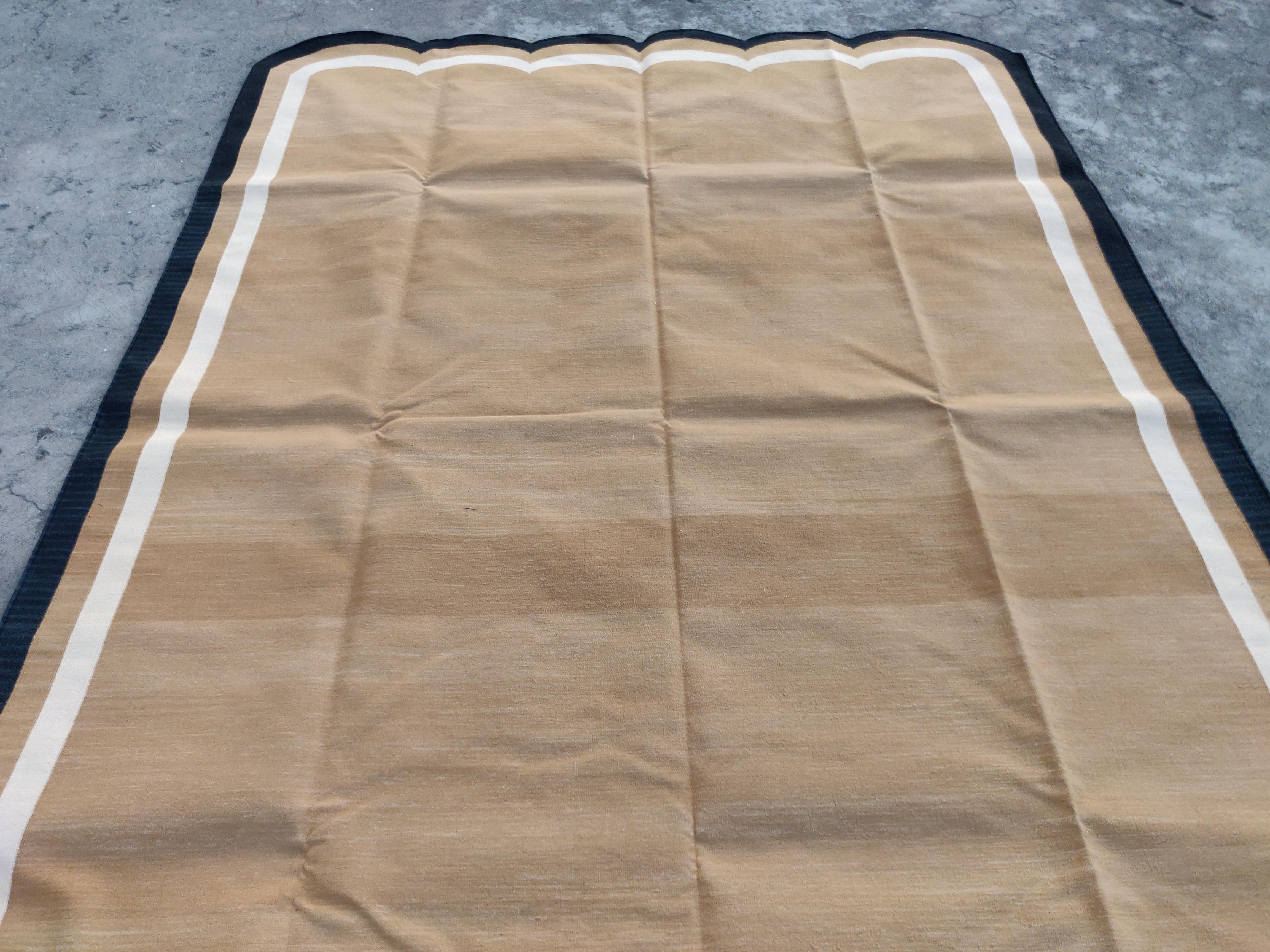 Tessuto a mano Tappeto a tessitura piatta in cotone fatto a mano, 6x9 marrone e nero con smerlo indiano Dhurrie in vendita