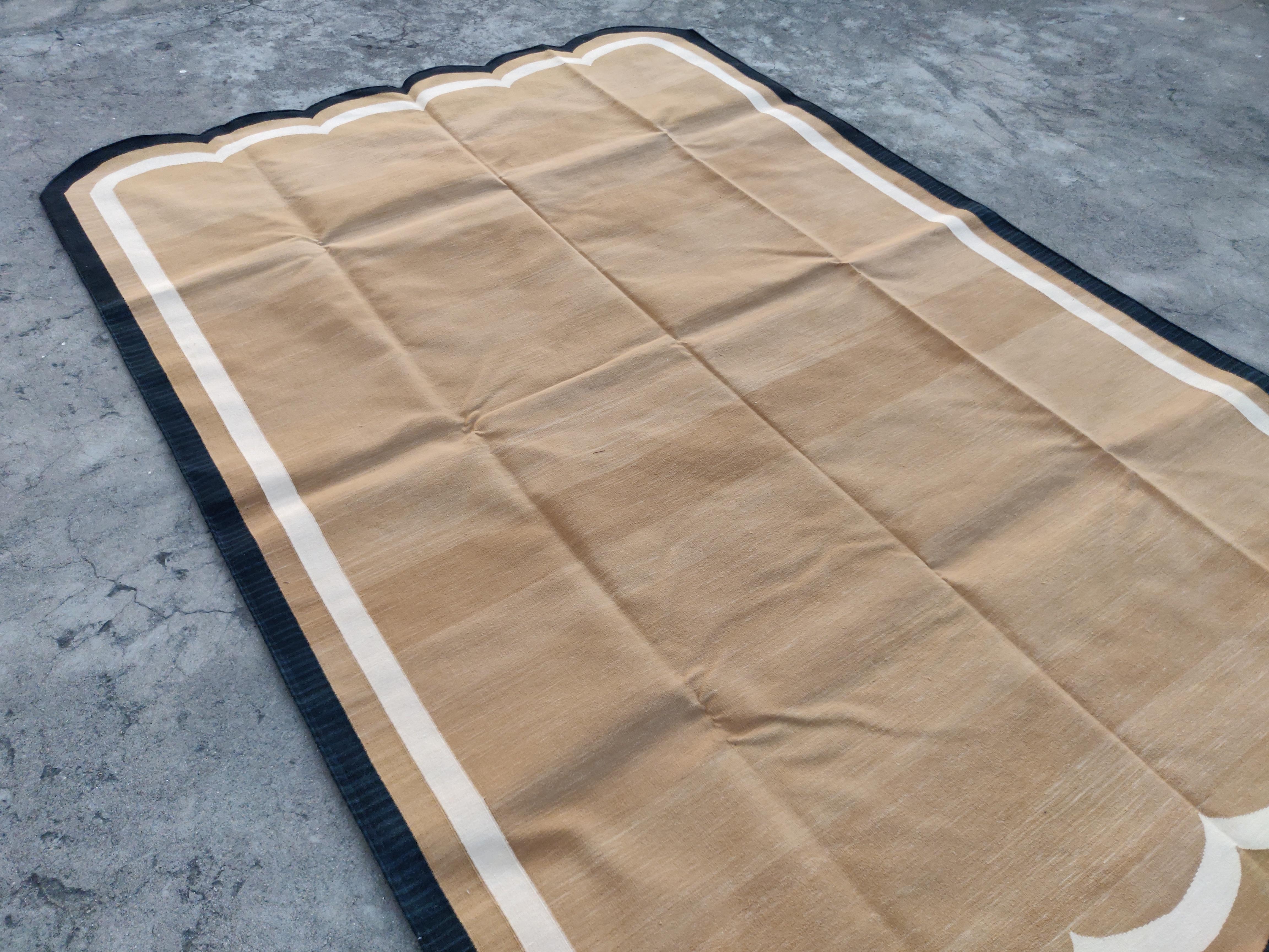Tappeto a tessitura piatta in cotone fatto a mano, 6x9 marrone e nero con smerlo indiano Dhurrie In condizioni Nuovo in vendita a Jaipur, IN